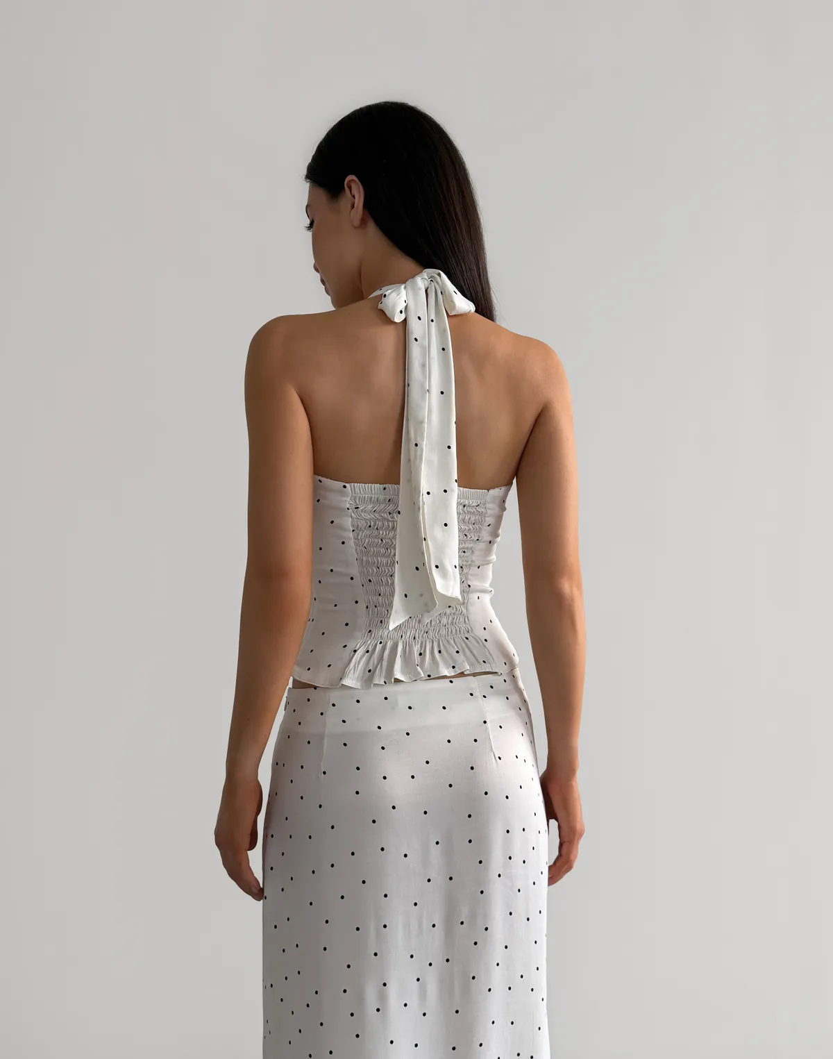 Топ на зав'язці з декорованими чашками, білий в хаотичний горошок - Фото 2