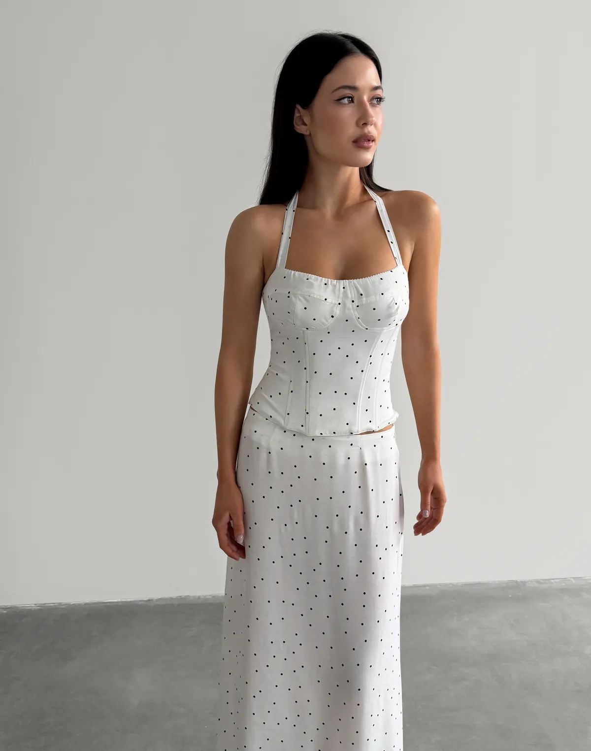 Топ на зав'язці з декорованими чашками, білий в хаотичний горошок - Фото 3