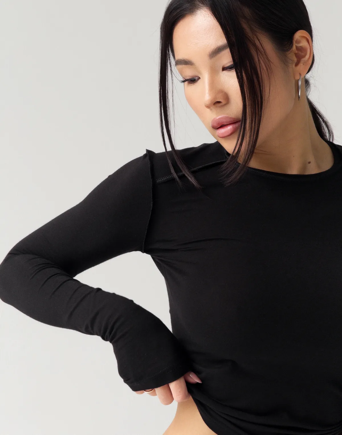 Лонгслів з ніжного трикотажу з декоративними виворітними швами, чорний - Фото 7