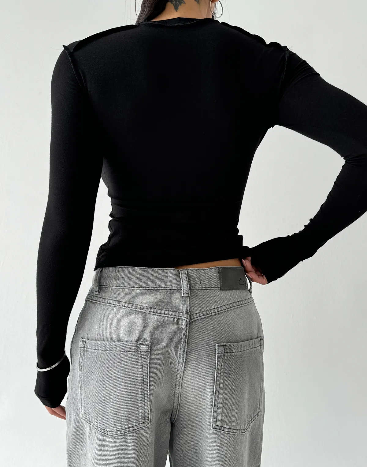 Лонгслів з ніжного трикотажу з декоративними виворітними швами, чорний - Фото 2