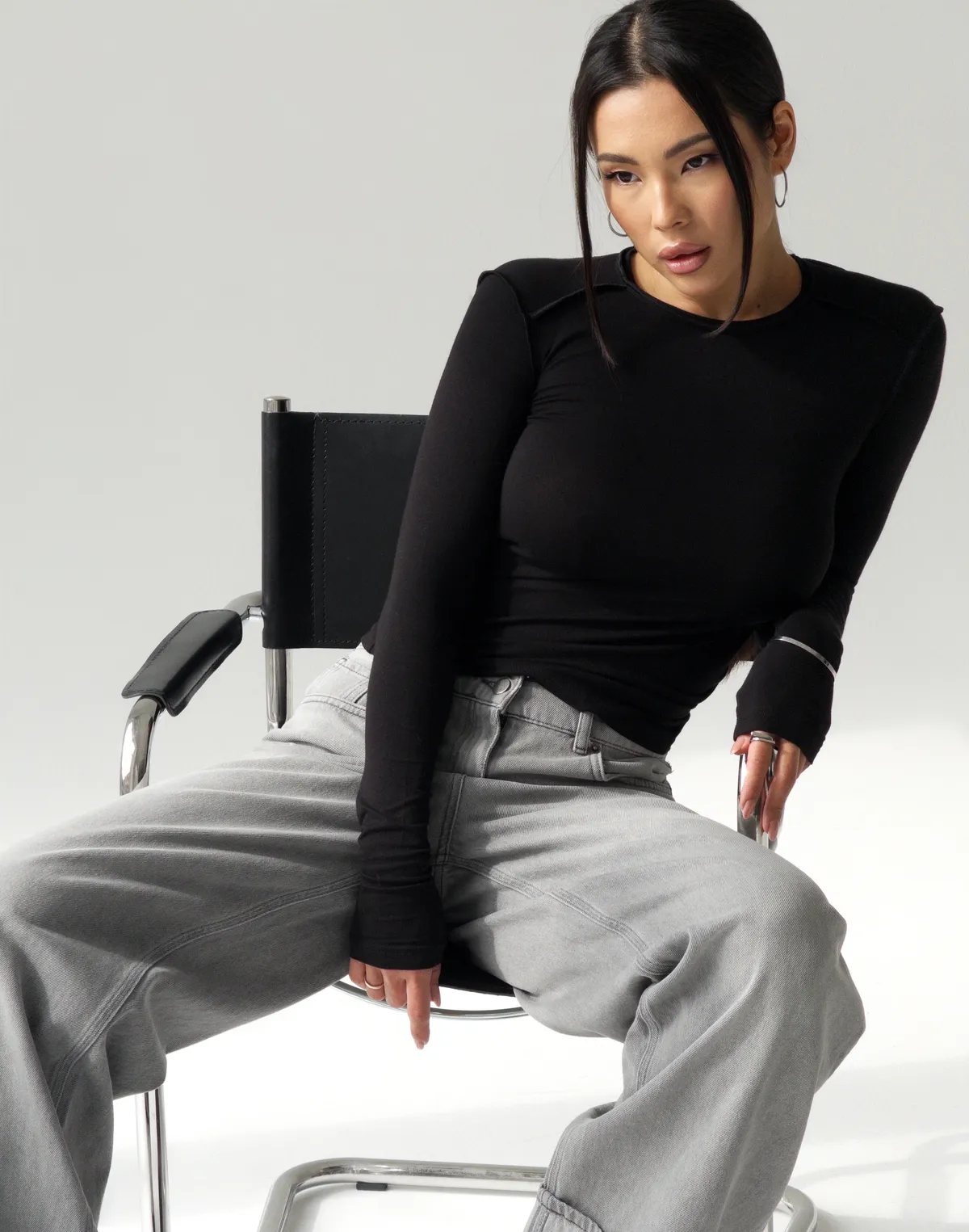 Лонгслів з ніжного трикотажу з декоративними виворітними швами, чорний - Фото 1