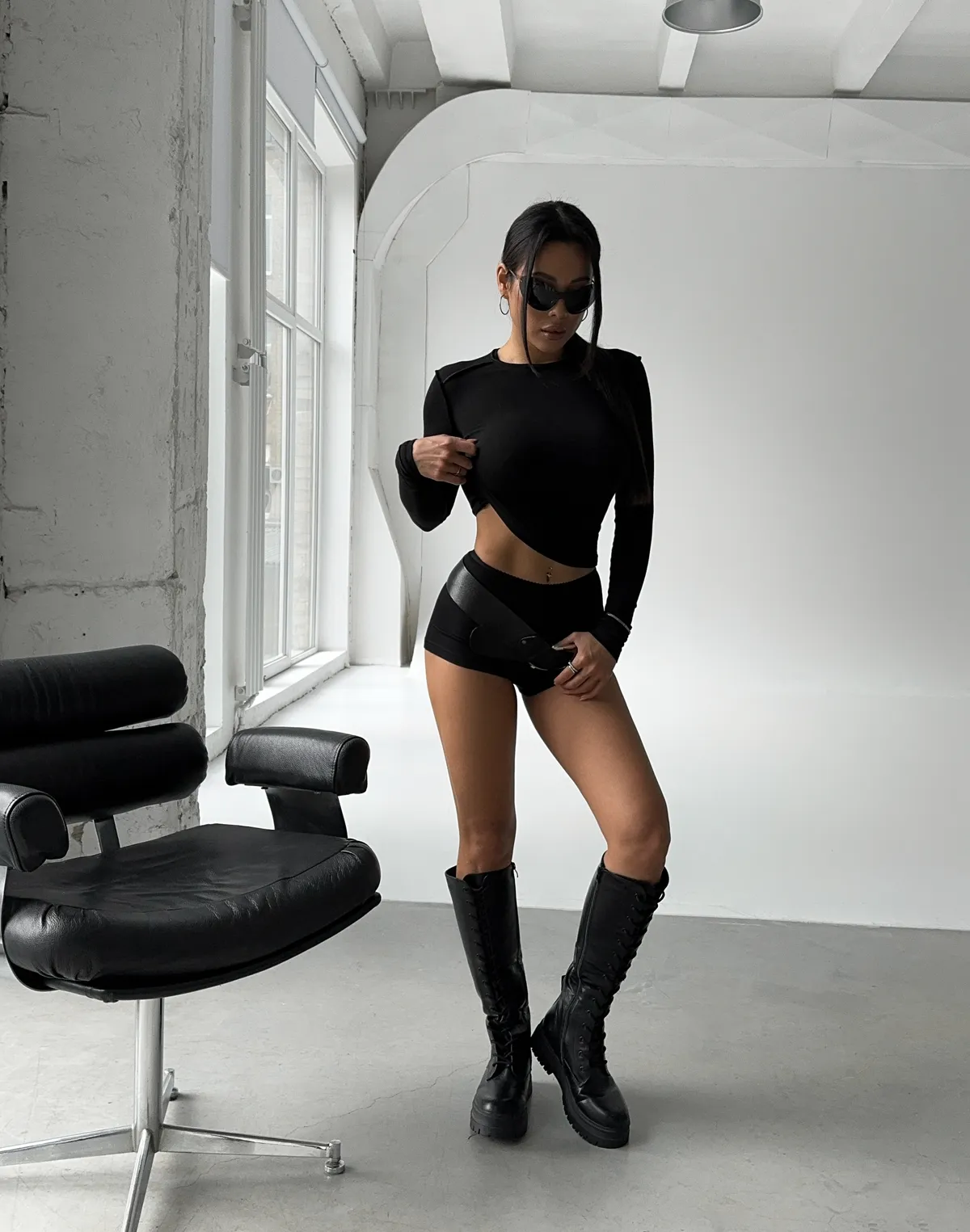 Лонгслів з ніжного трикотажу з декоративними виворітними швами, чорний - Фото 6