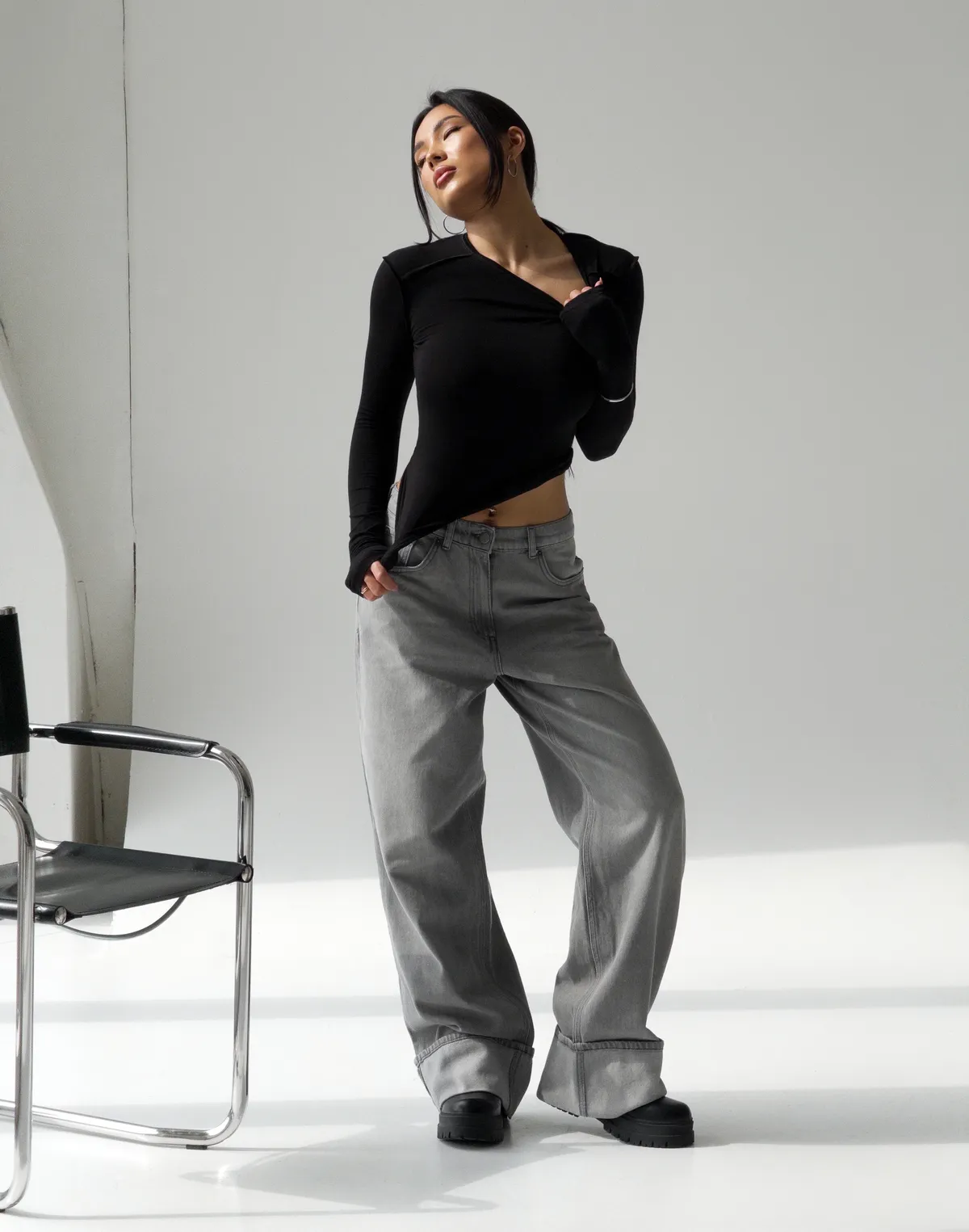 Лонгслів з ніжного трикотажу з декоративними виворітними швами, чорний - Фото 5