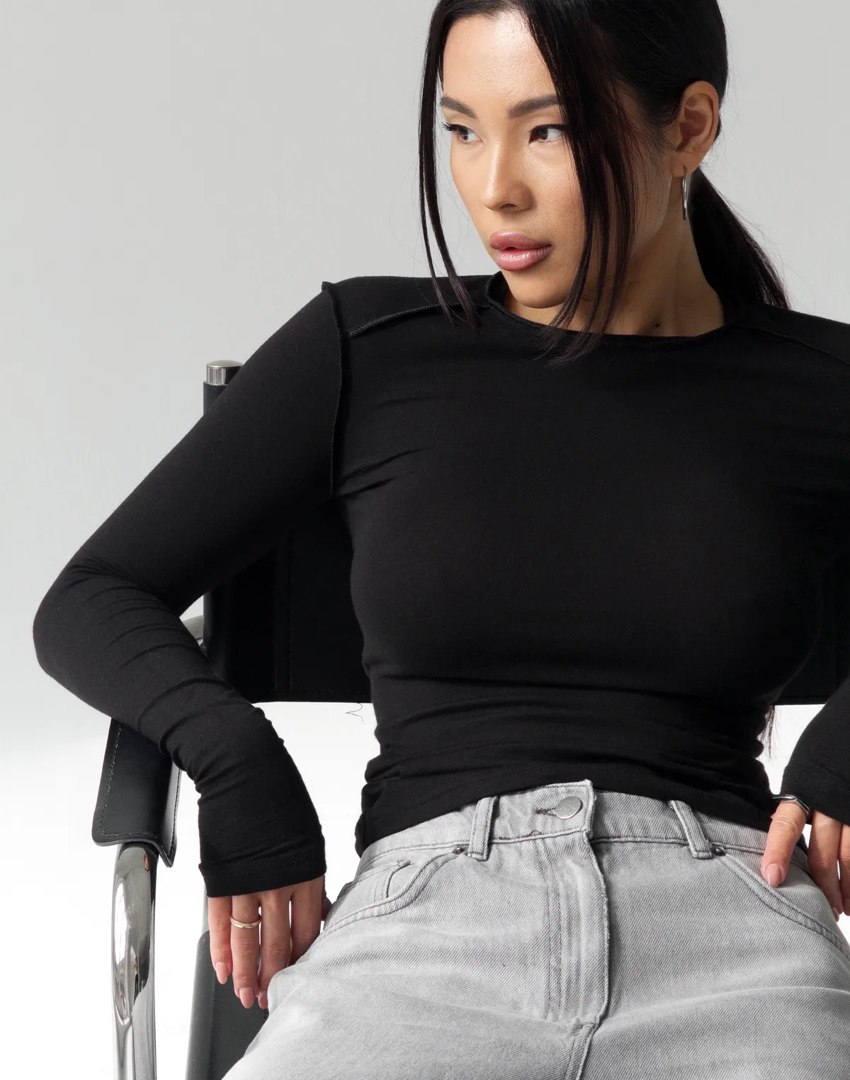 Лонгслів з ніжного трикотажу з декоративними виворітними швами, чорний - Фото 4