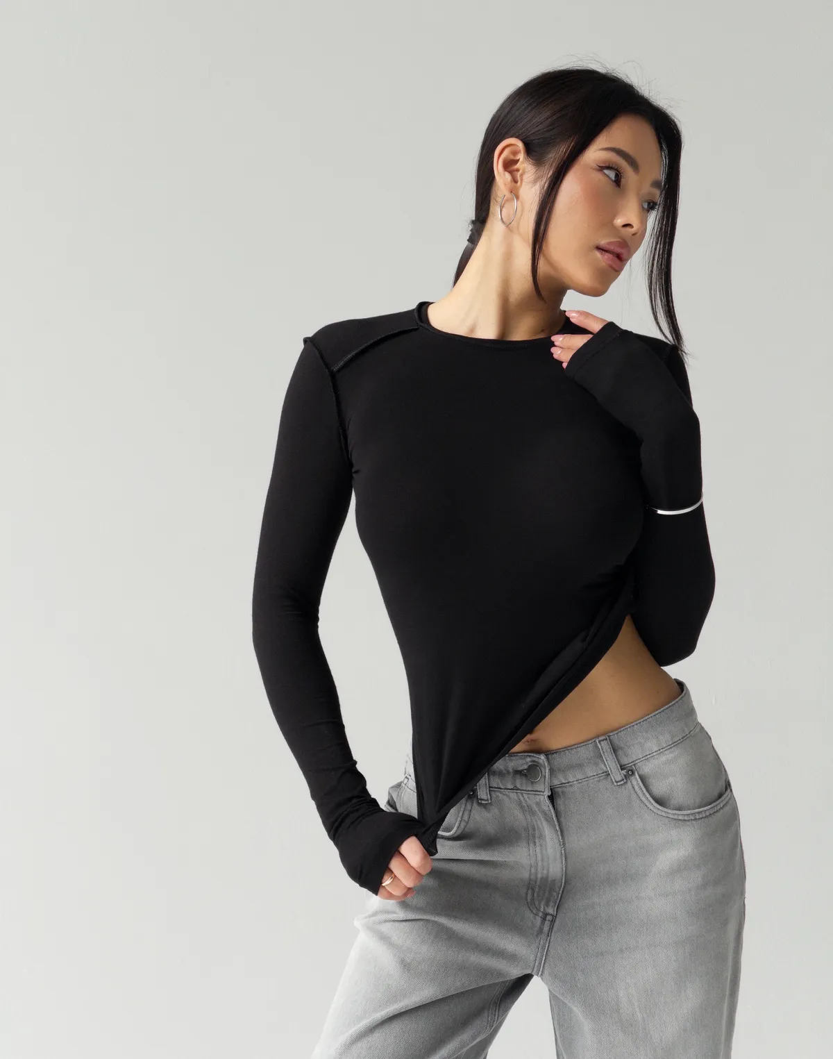 Лонгслів з ніжного трикотажу з декоративними виворітними швами, чорний - Фото 3