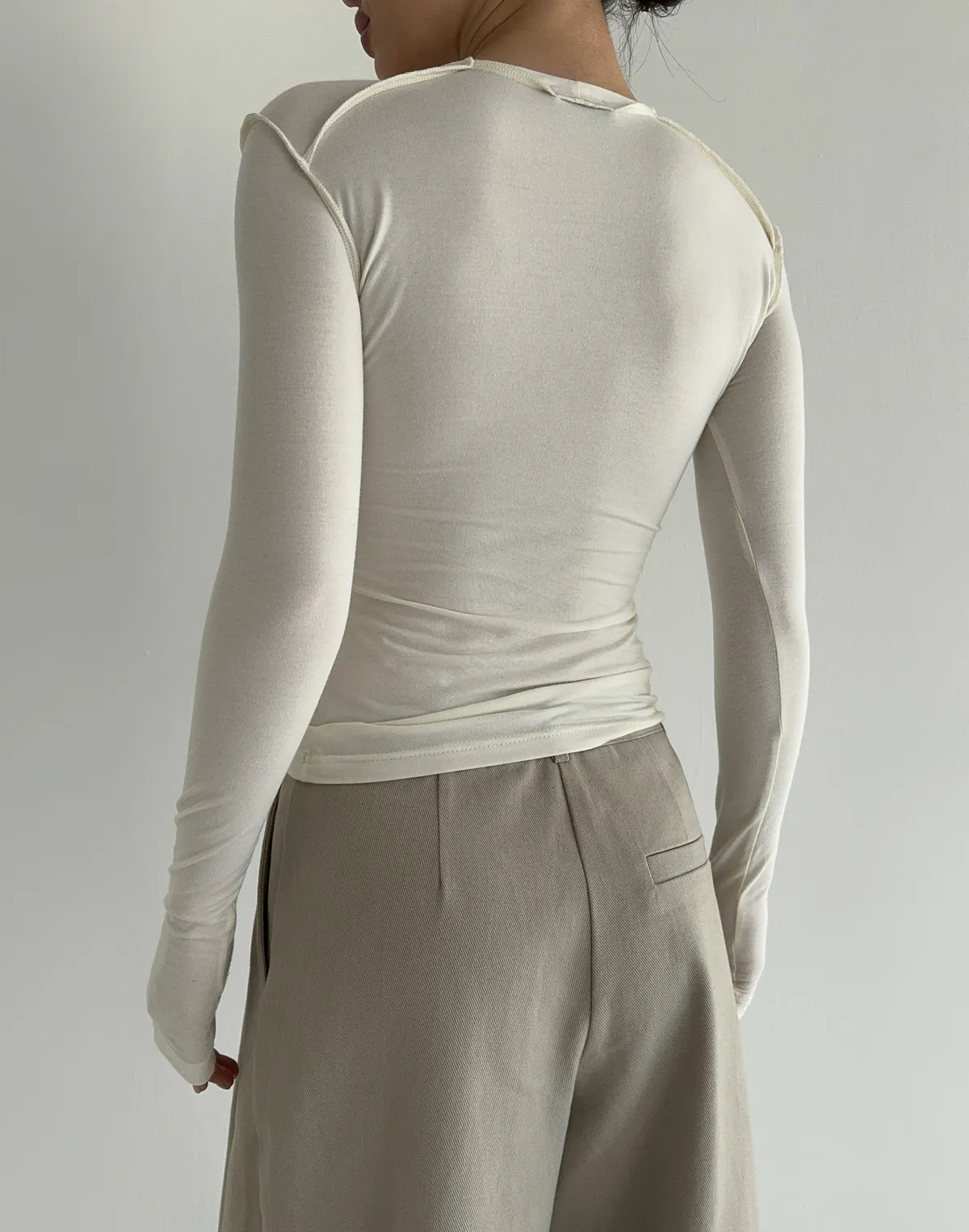 Лонгслів з ніжного трикотажу з декоративними виворітними швами, молочний - Фото 2