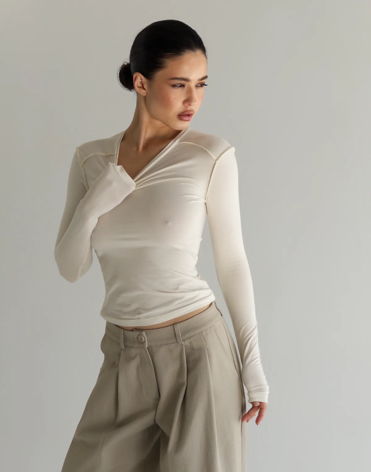 Лонгслів з ніжного трикотажу з декоративними виворітними швами, молочний - Фото 8