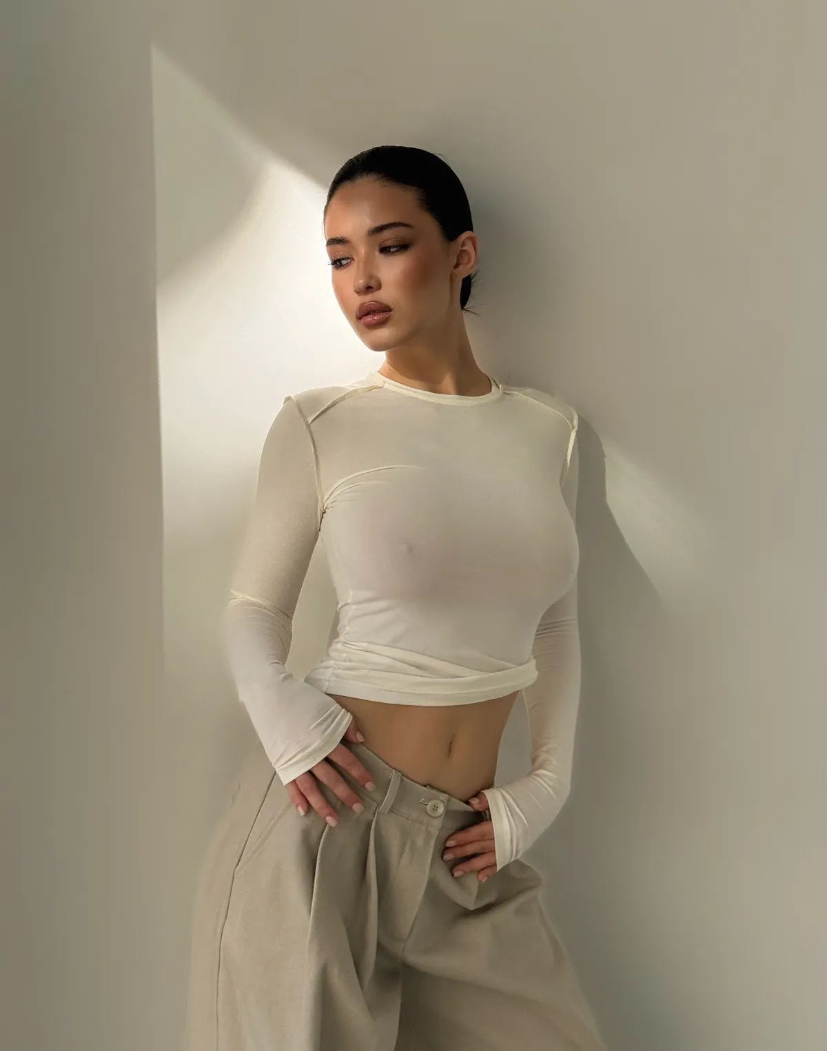 Лонгслів з ніжного трикотажу з декоративними виворітними швами, молочний - Фото 6