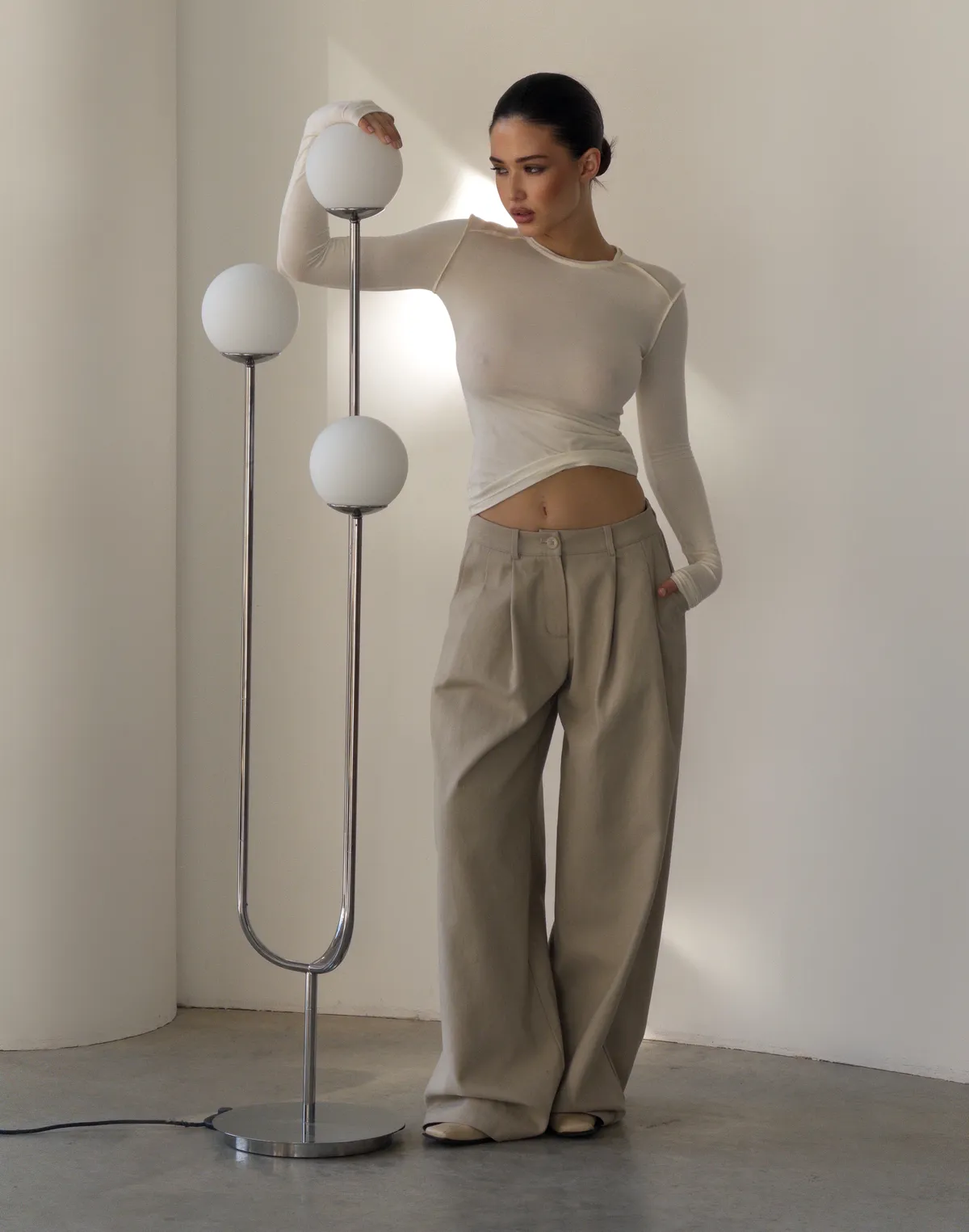 Лонгслів з ніжного трикотажу з декоративними виворітними швами, молочний - Фото 1