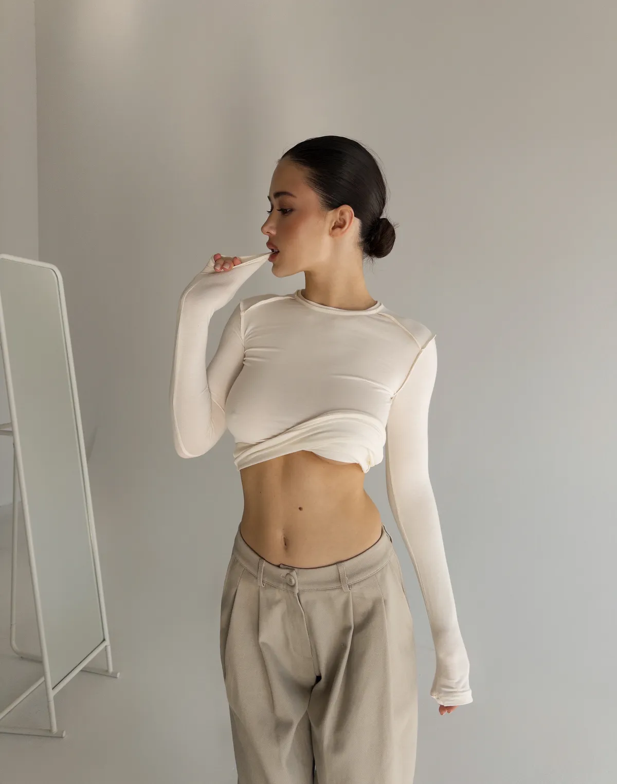 Лонгслів з ніжного трикотажу з декоративними виворітними швами, молочний - Фото 5