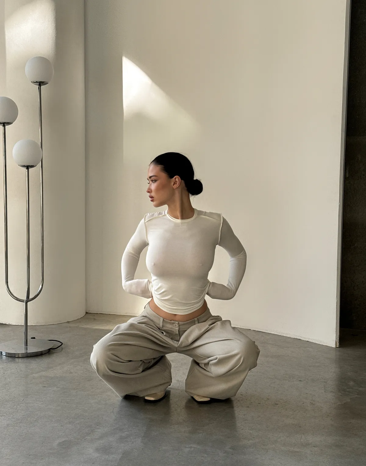 Лонгслів з ніжного трикотажу з декоративними виворітними швами, молочний - Фото 4