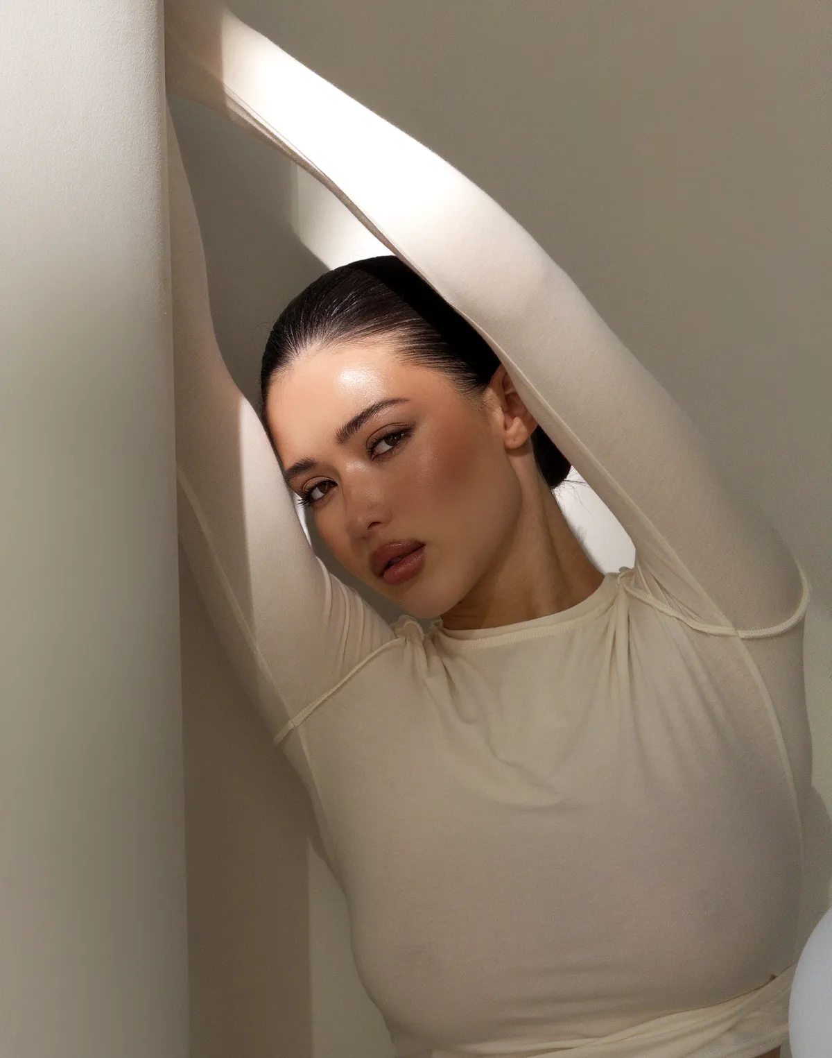 Лонгслів з ніжного трикотажу з декоративними виворітними швами, молочний - Фото 3