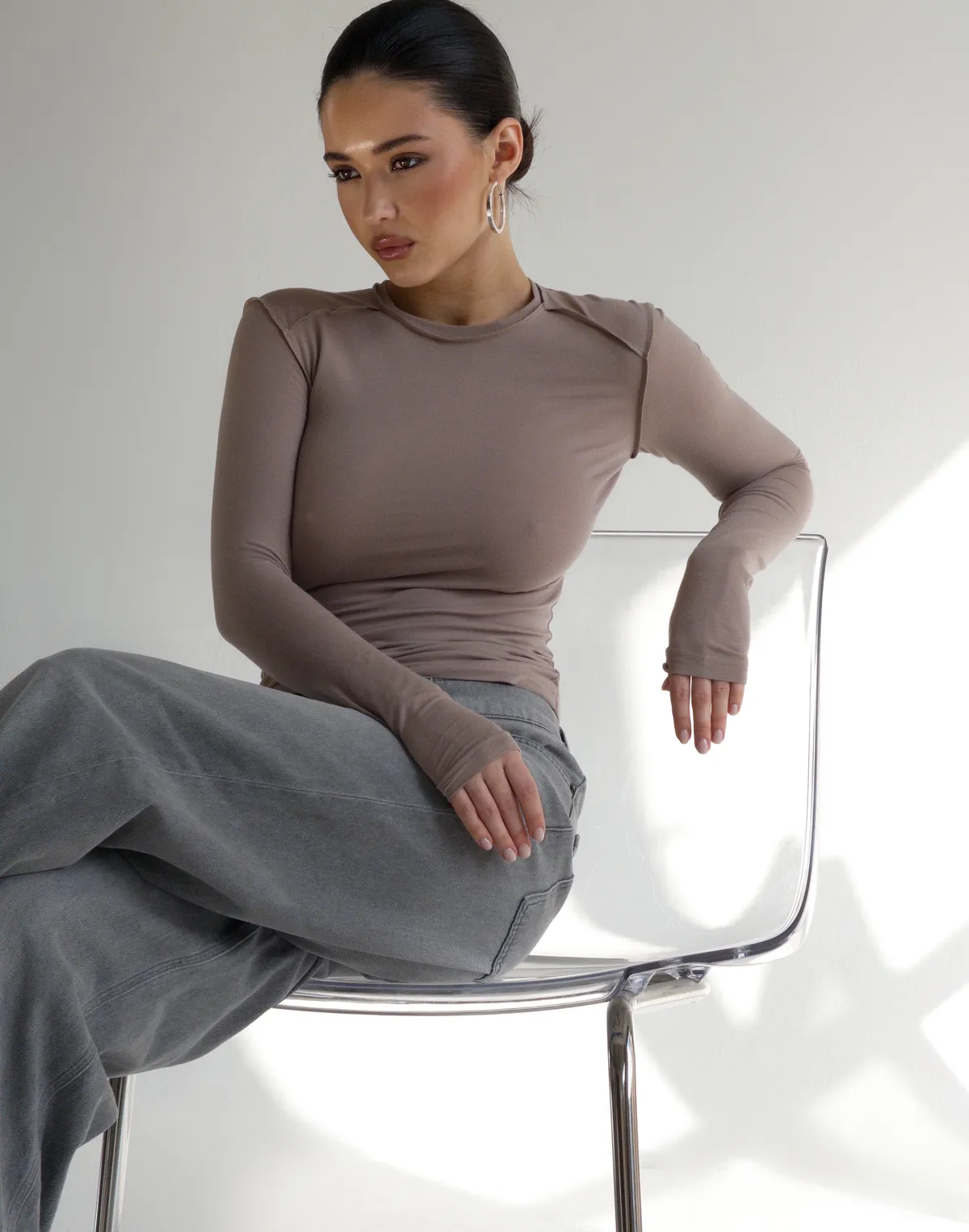 Лонгслів з ніжного трикотажу з декоративними виворітними швами, бежевий - Фото 1