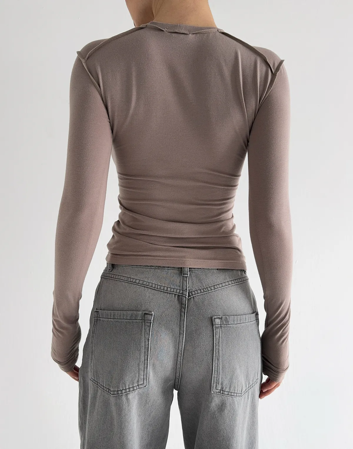 Лонгслів з ніжного трикотажу з декоративними виворітними швами, бежевий - Фото 2