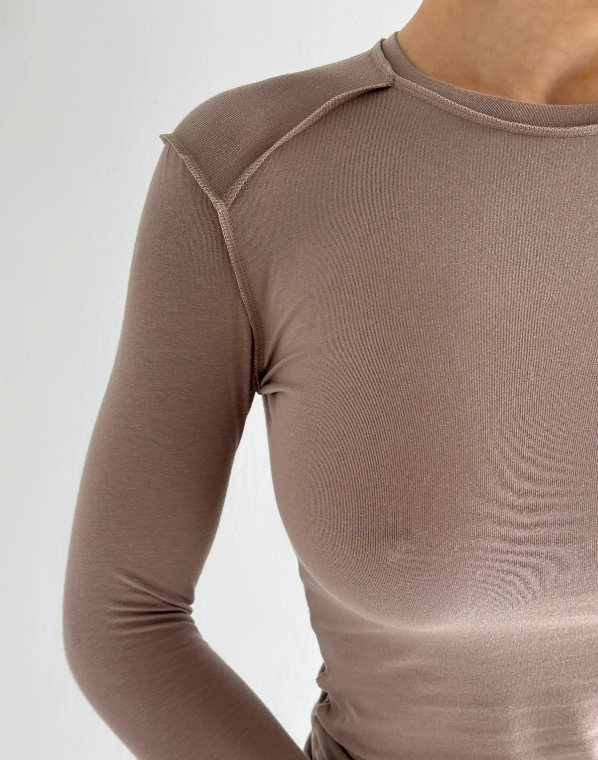 Лонгслів з ніжного трикотажу з декоративними виворітними швами, бежевий - Фото 7