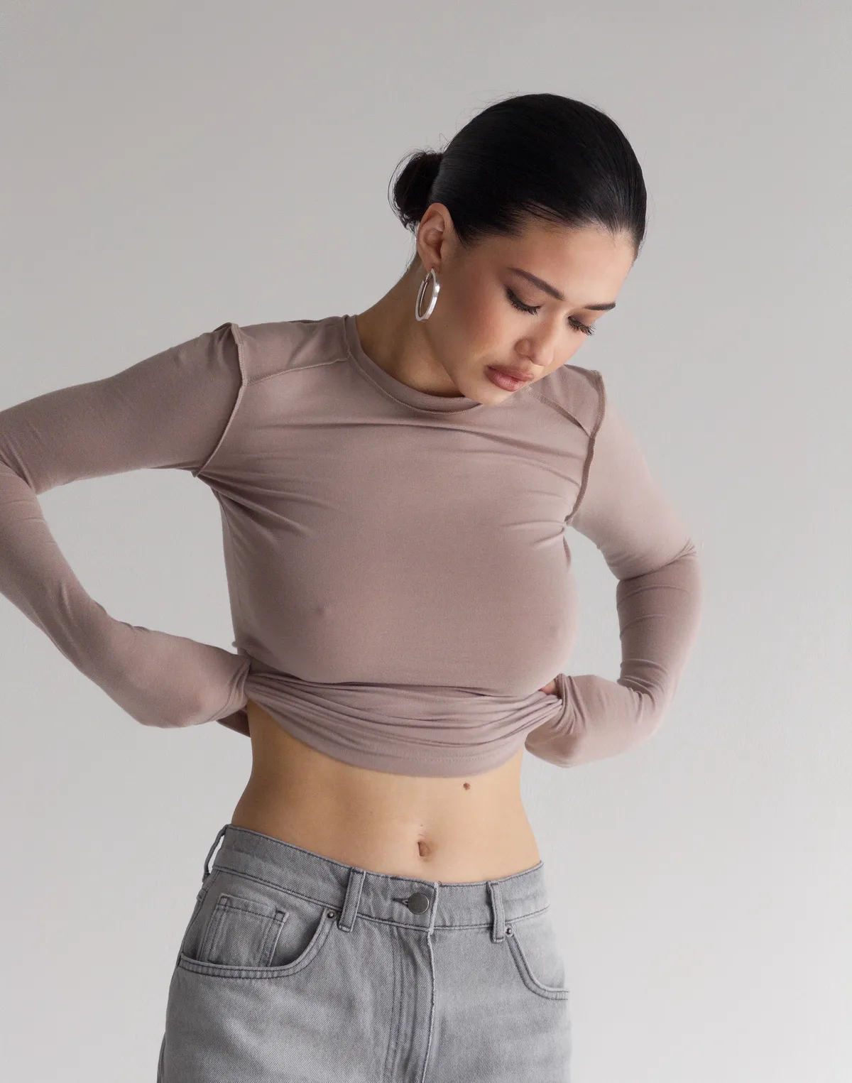 Лонгслів з ніжного трикотажу з декоративними виворітними швами, бежевий - Фото 6