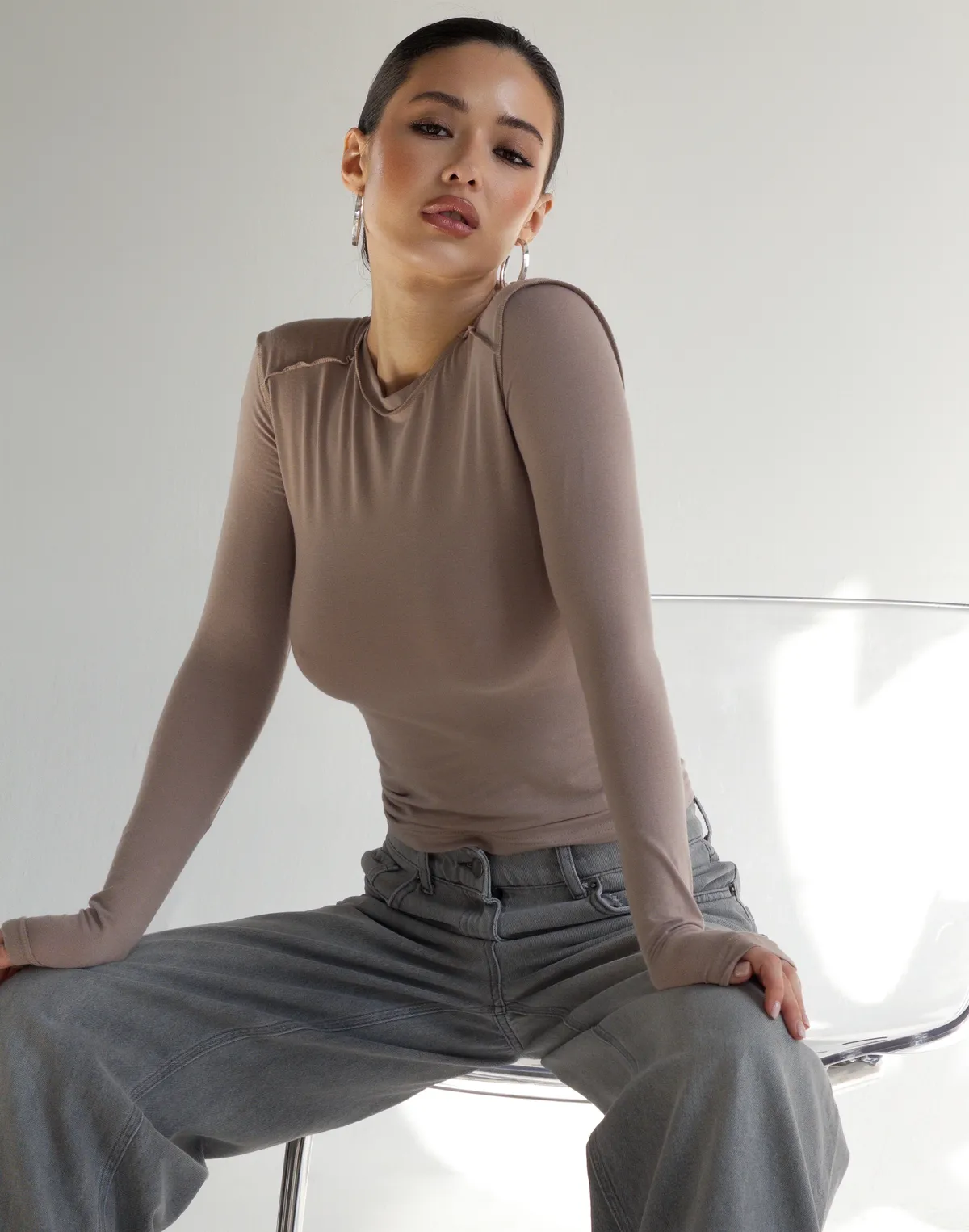 Лонгслів з ніжного трикотажу з декоративними виворітними швами, бежевий - Фото 4