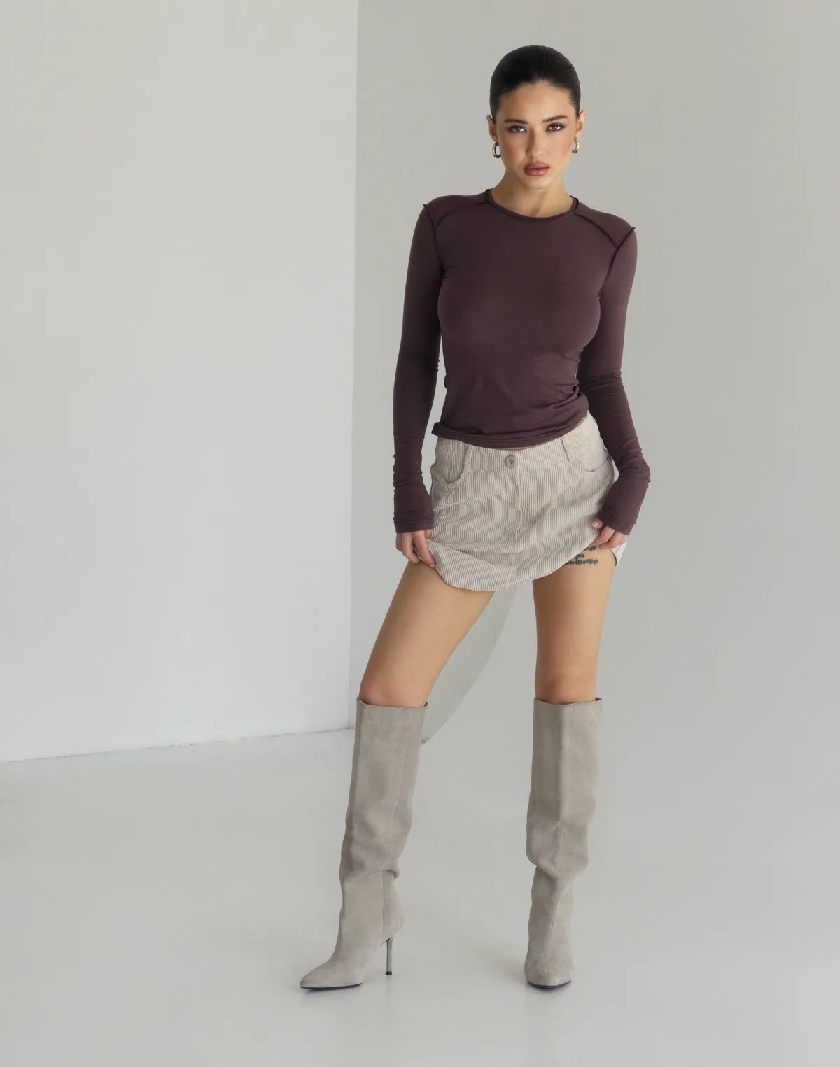 Лонгслів з ніжного трикотажу з декоративними виворітними швами, шоколадний - Фото 8