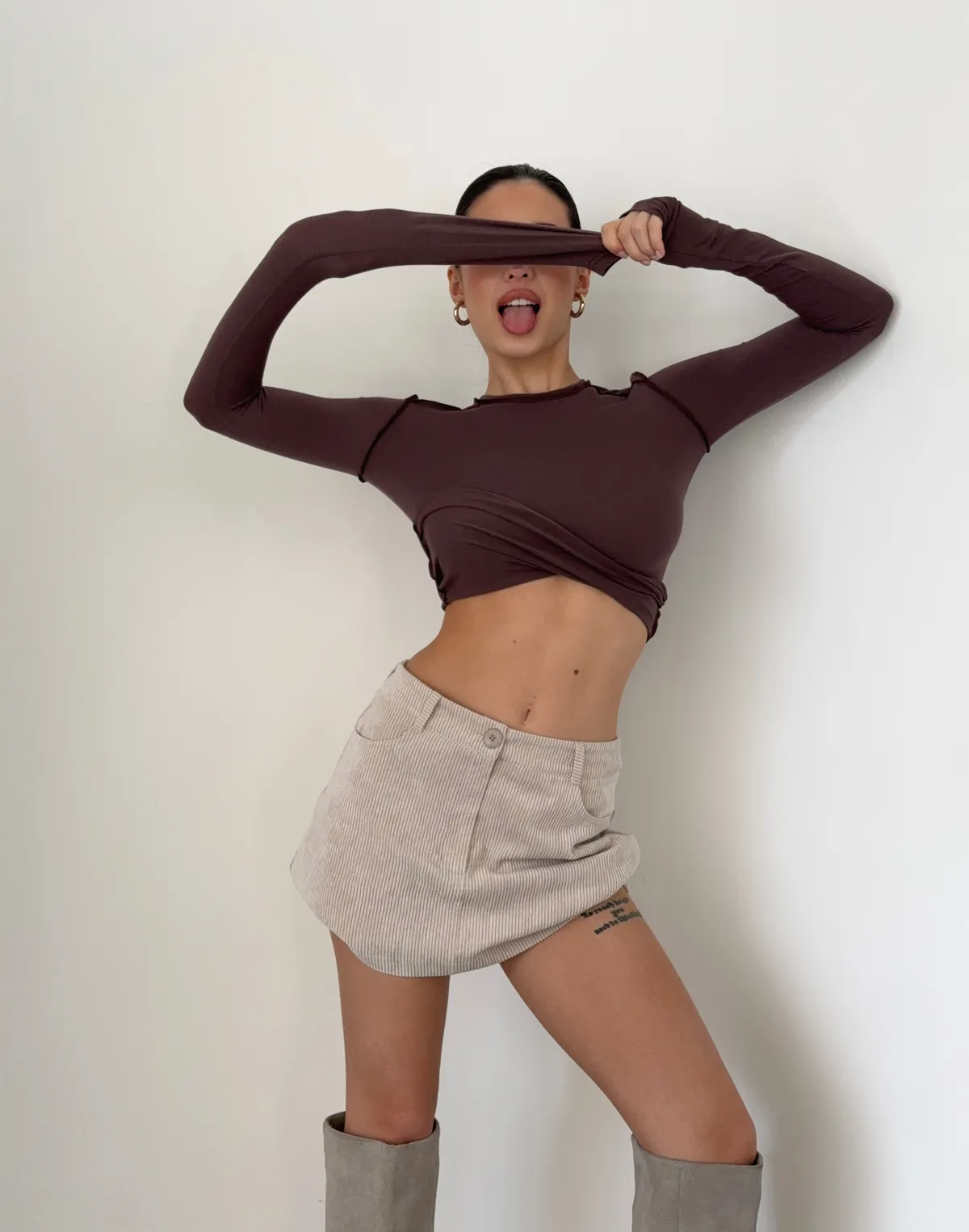 Лонгслів з ніжного трикотажу з декоративними виворітними швами, шоколадний - Фото 1