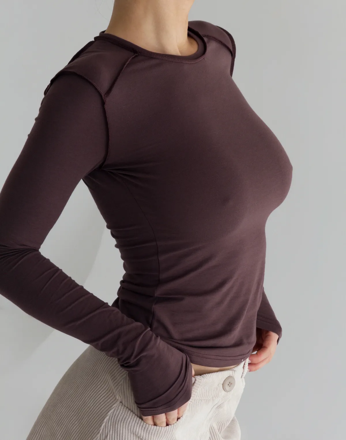 Лонгслів з ніжного трикотажу з декоративними виворітними швами, шоколадний - Фото 7