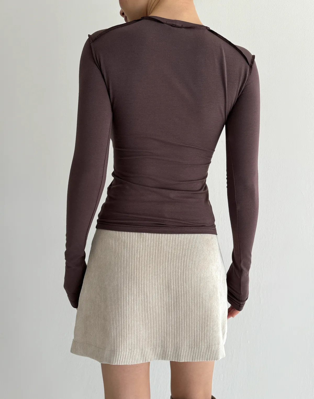 Лонгслів з ніжного трикотажу з декоративними виворітними швами, шоколадний - Фото 2