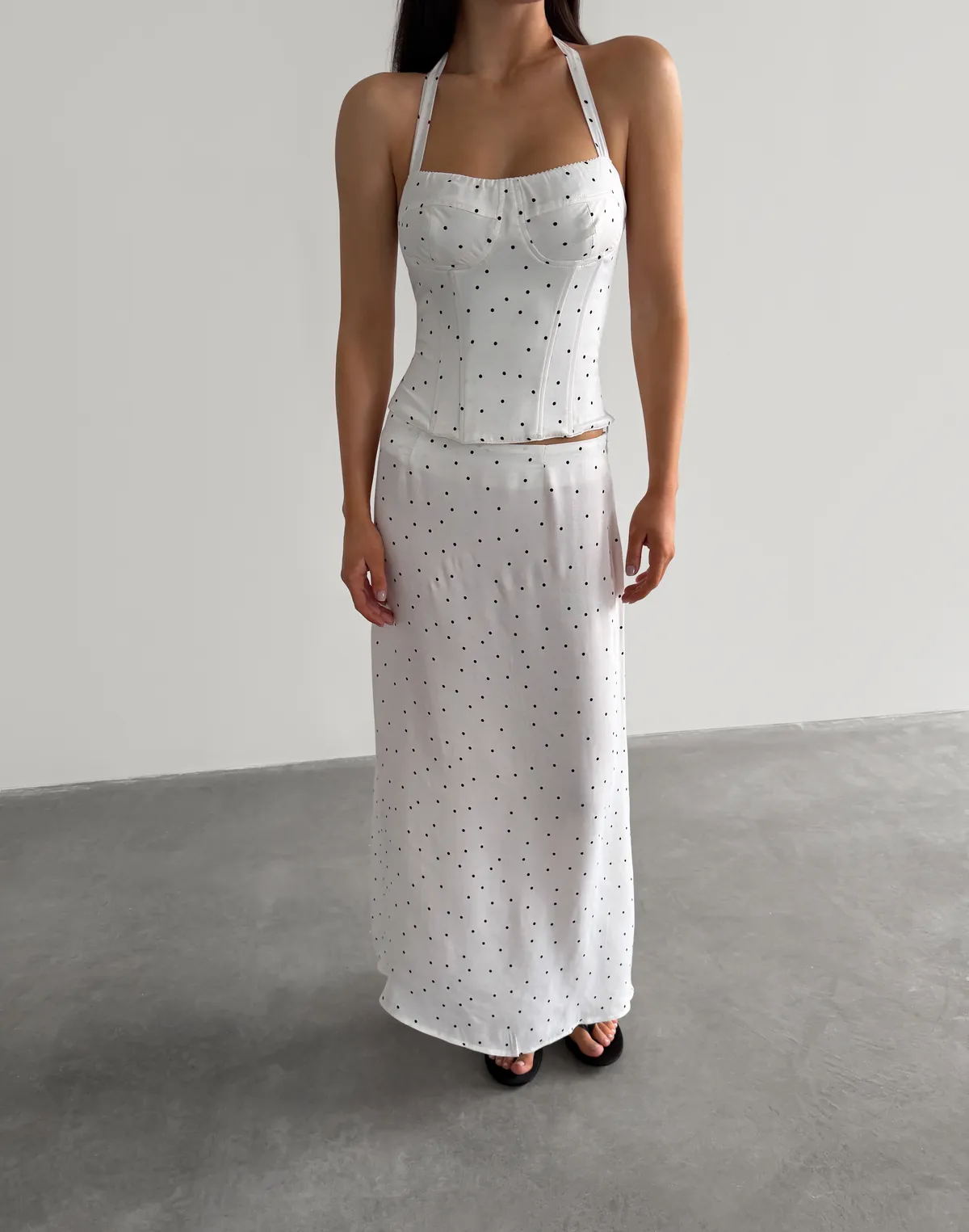 Комплект топ на зав'язці та спідниця максі, білі в хаотичний горошок - Фото 4