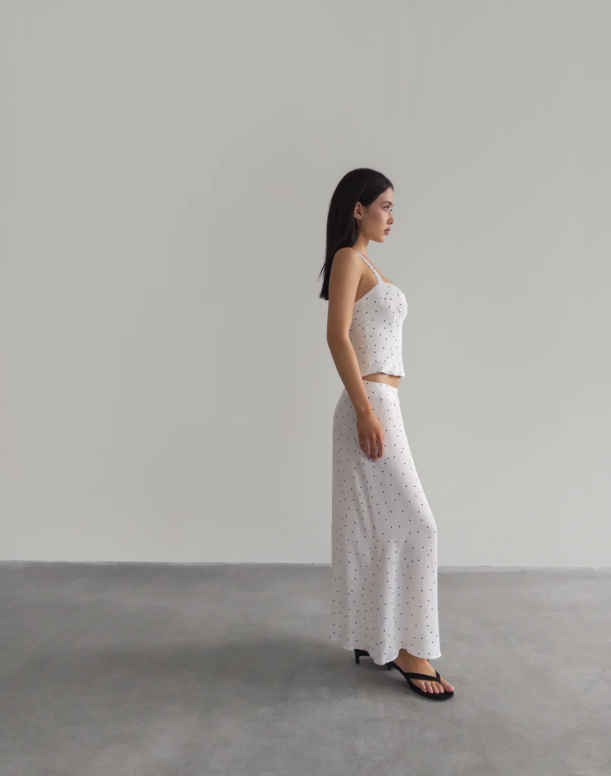 Комплект топ на зав'язці та спідниця максі, білі в хаотичний горошок - Фото 3
