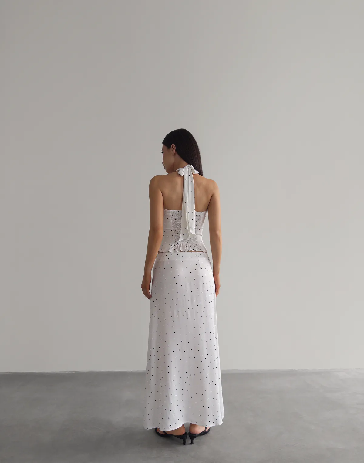 Комплект топ на зав'язці та спідниця максі, білі в хаотичний горошок - Фото 2