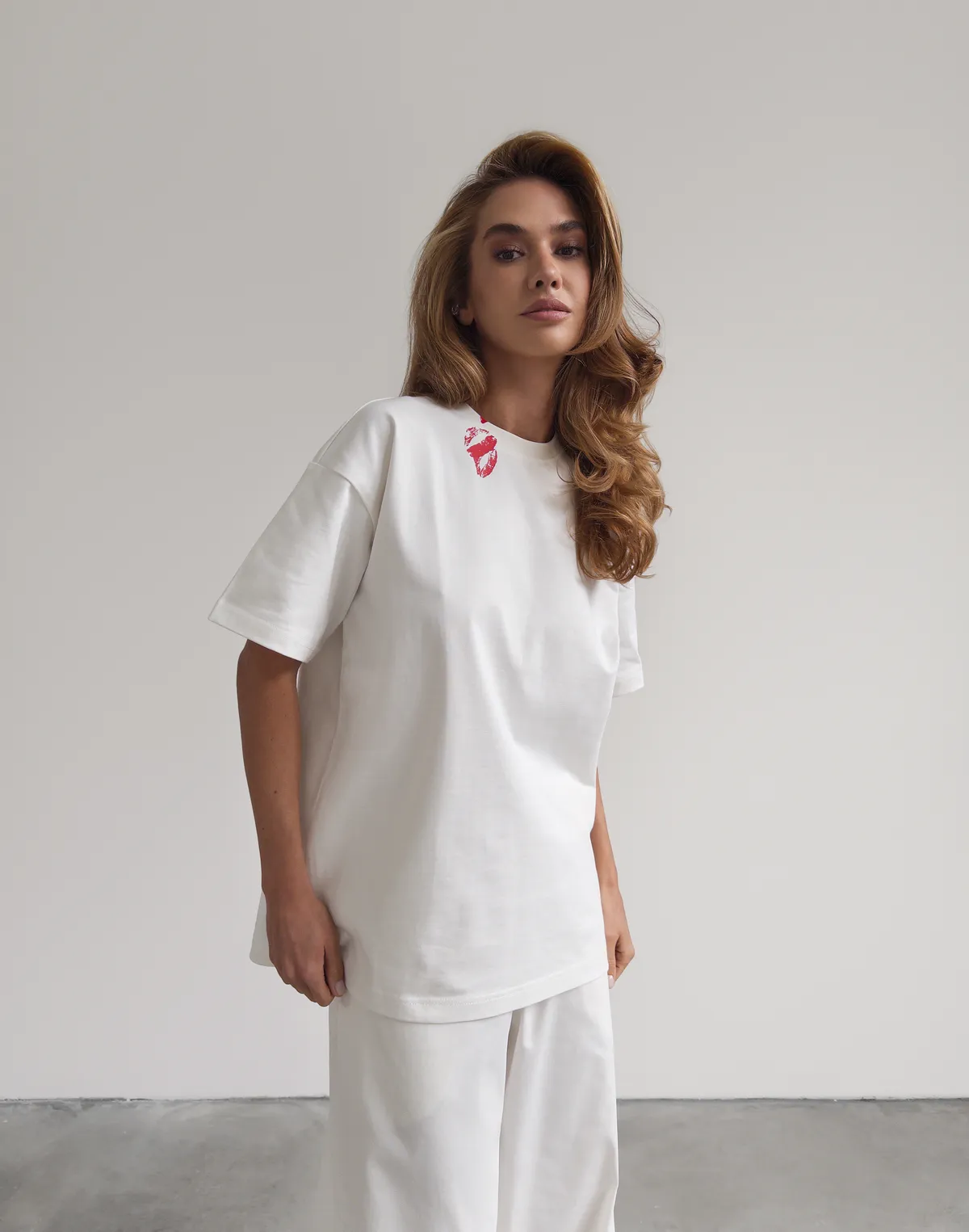 Футболка жіноча зі супер щільного котону оверсайз з логотипом, екрю з принтом "Wear Lipstick" - Фото 8