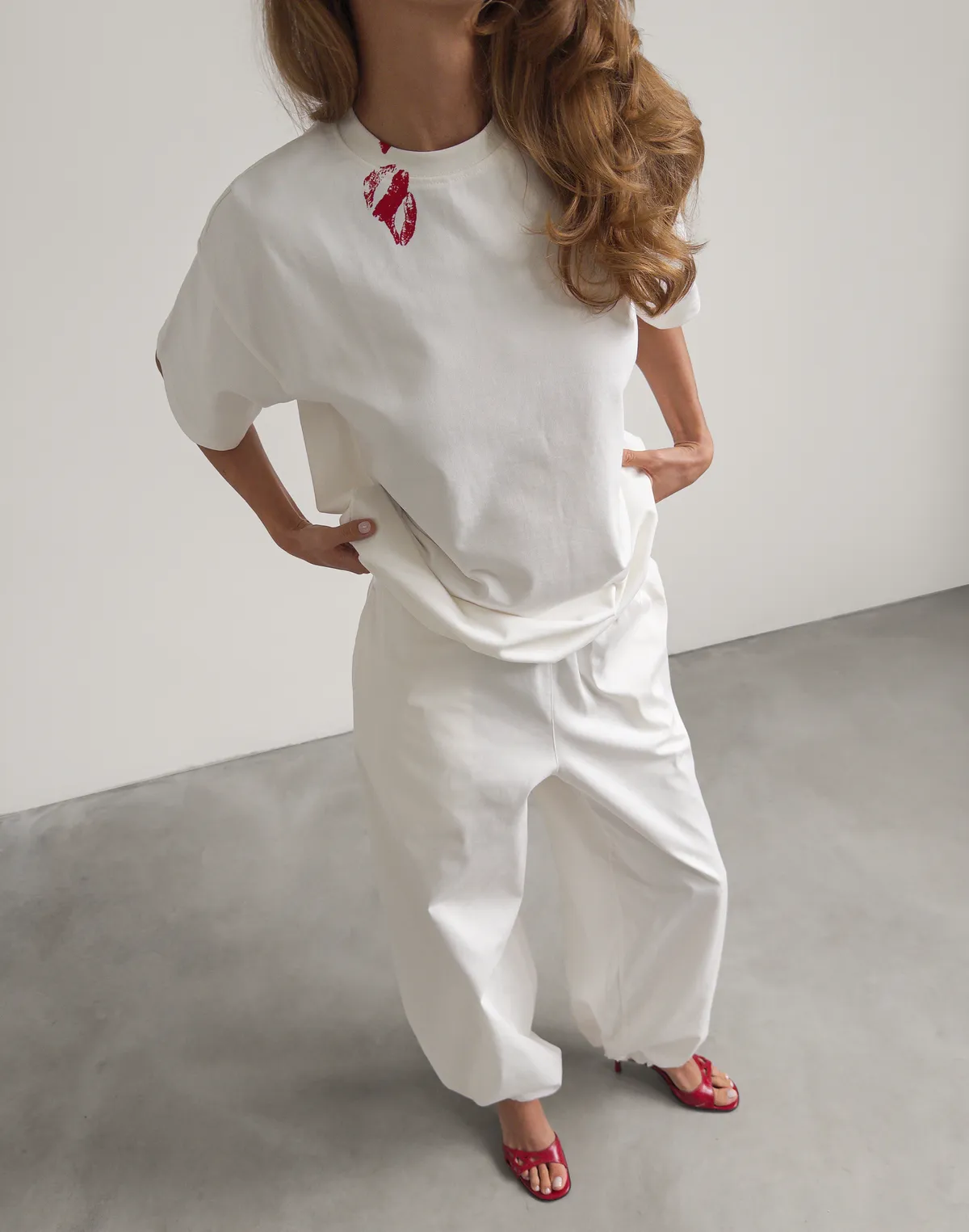 Футболка жіноча зі супер щільного котону оверсайз з логотипом, екрю з принтом "Wear Lipstick" - Фото 5