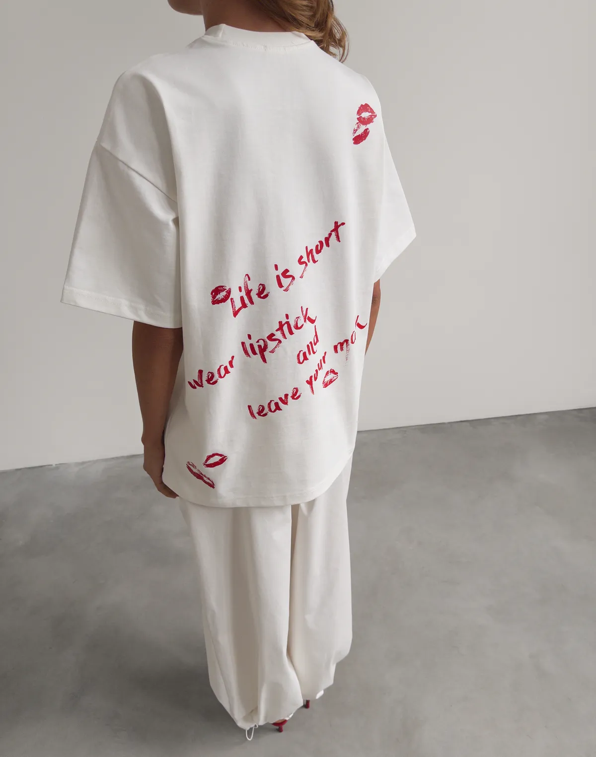 Футболка жіноча зі супер щільного котону оверсайз з логотипом, екрю з принтом "Wear Lipstick" - Фото 2