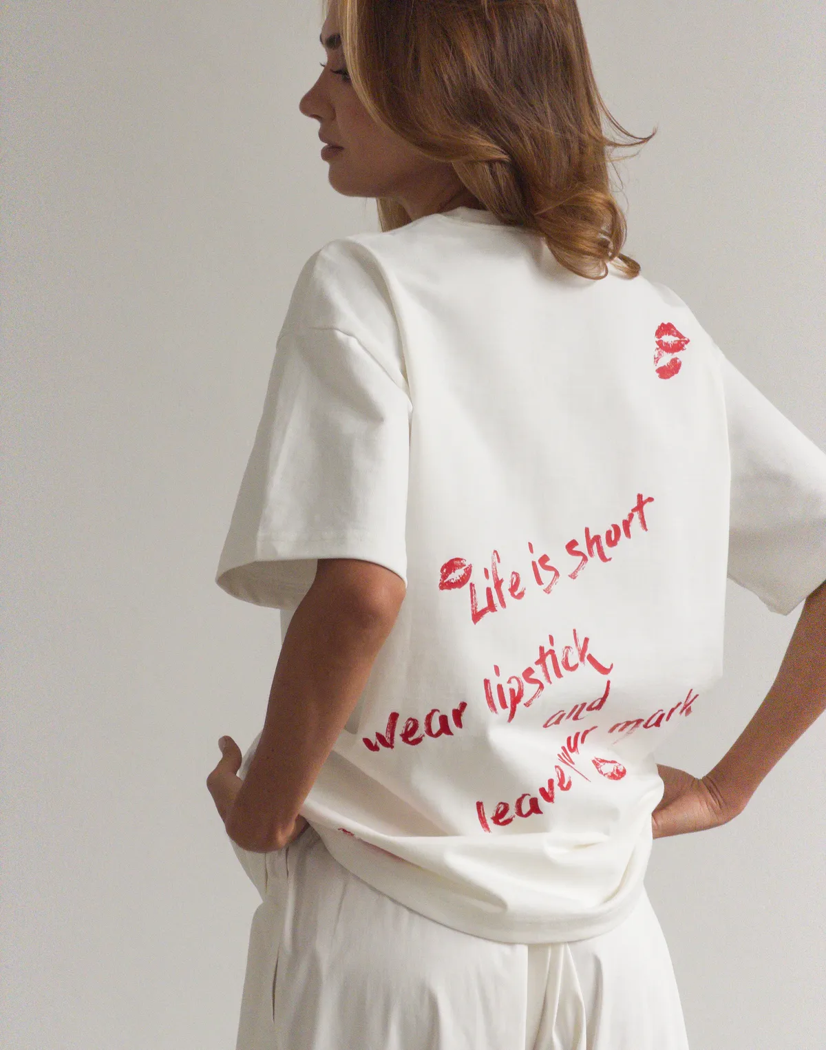 Футболка жіноча зі супер щільного котону оверсайз з логотипом, екрю з принтом "Wear Lipstick" - Фото 4