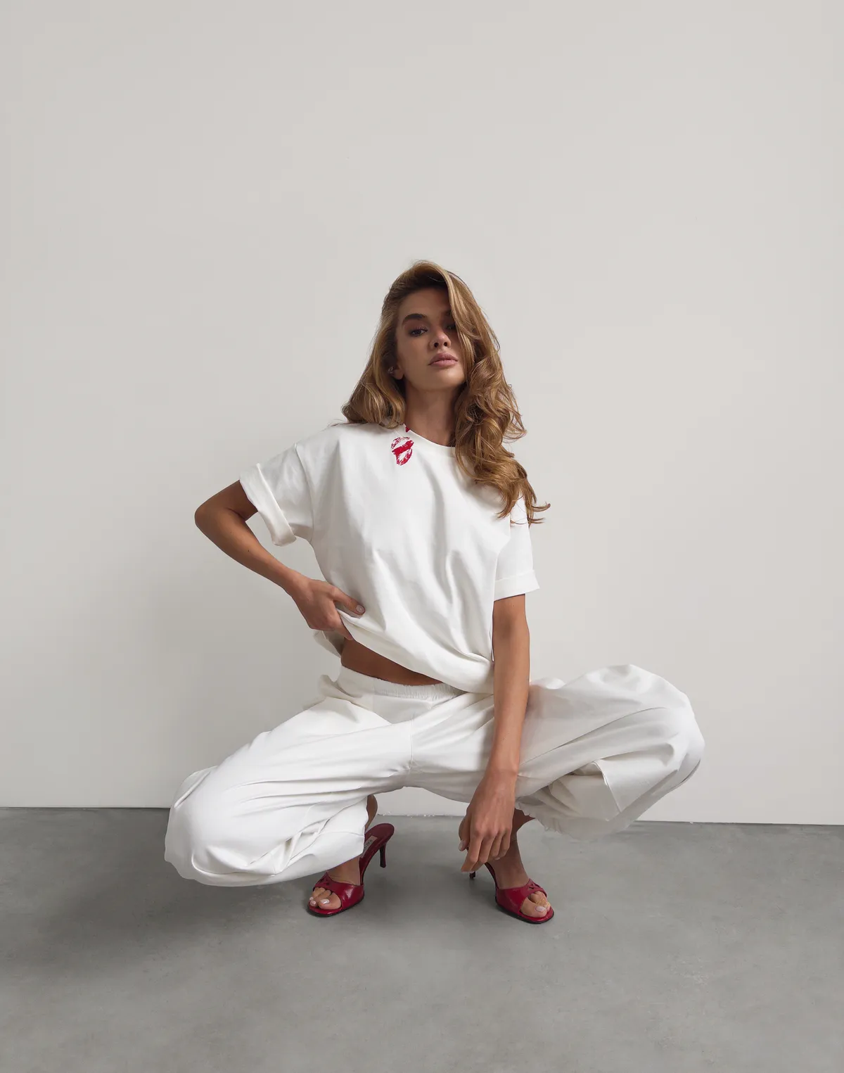 Футболка жіноча зі супер щільного котону оверсайз з логотипом, екрю з принтом "Wear Lipstick" - Фото 1