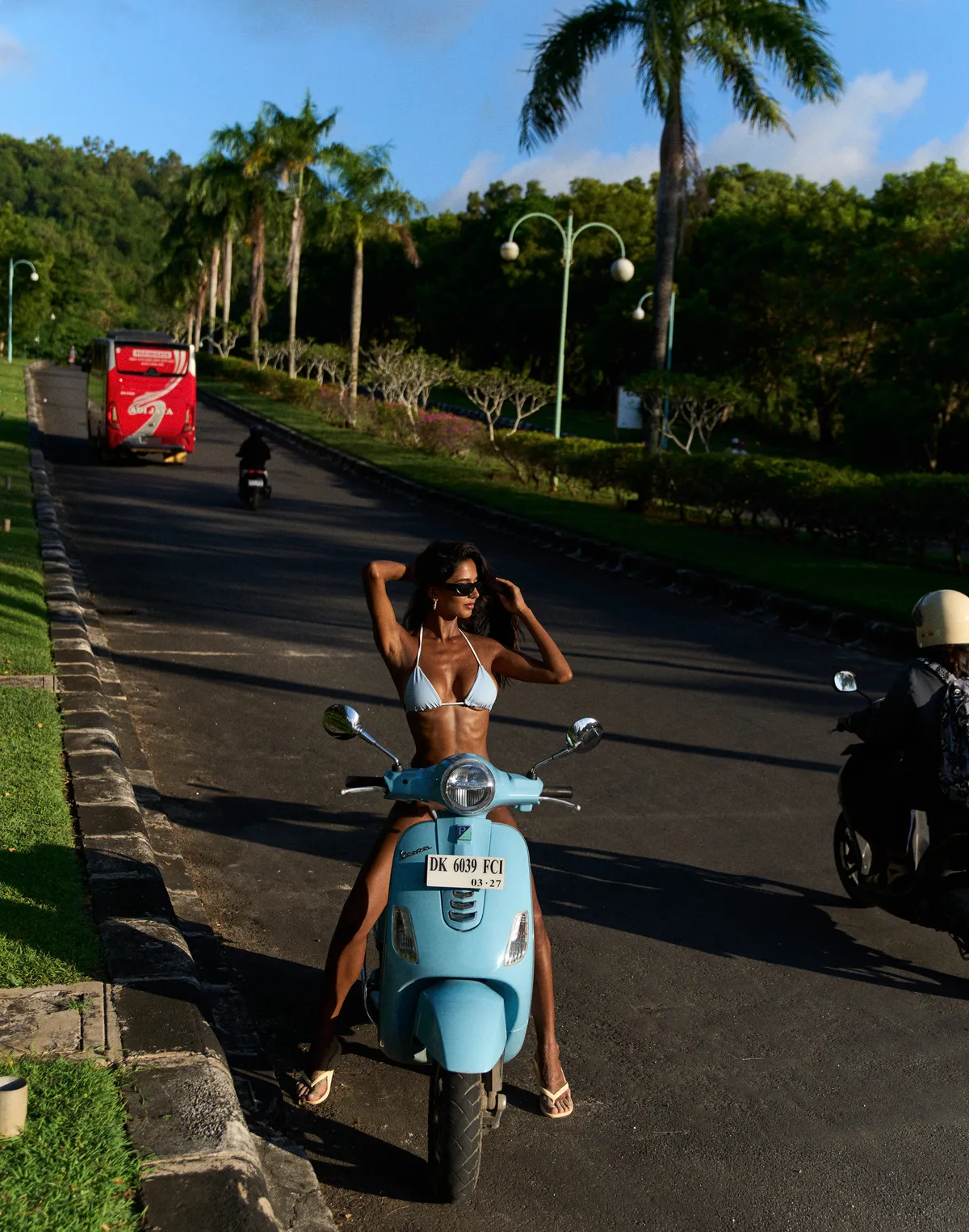 Купальник з контрастним окантуванням ліф з трикутними чашками, блакитні - Фото 3