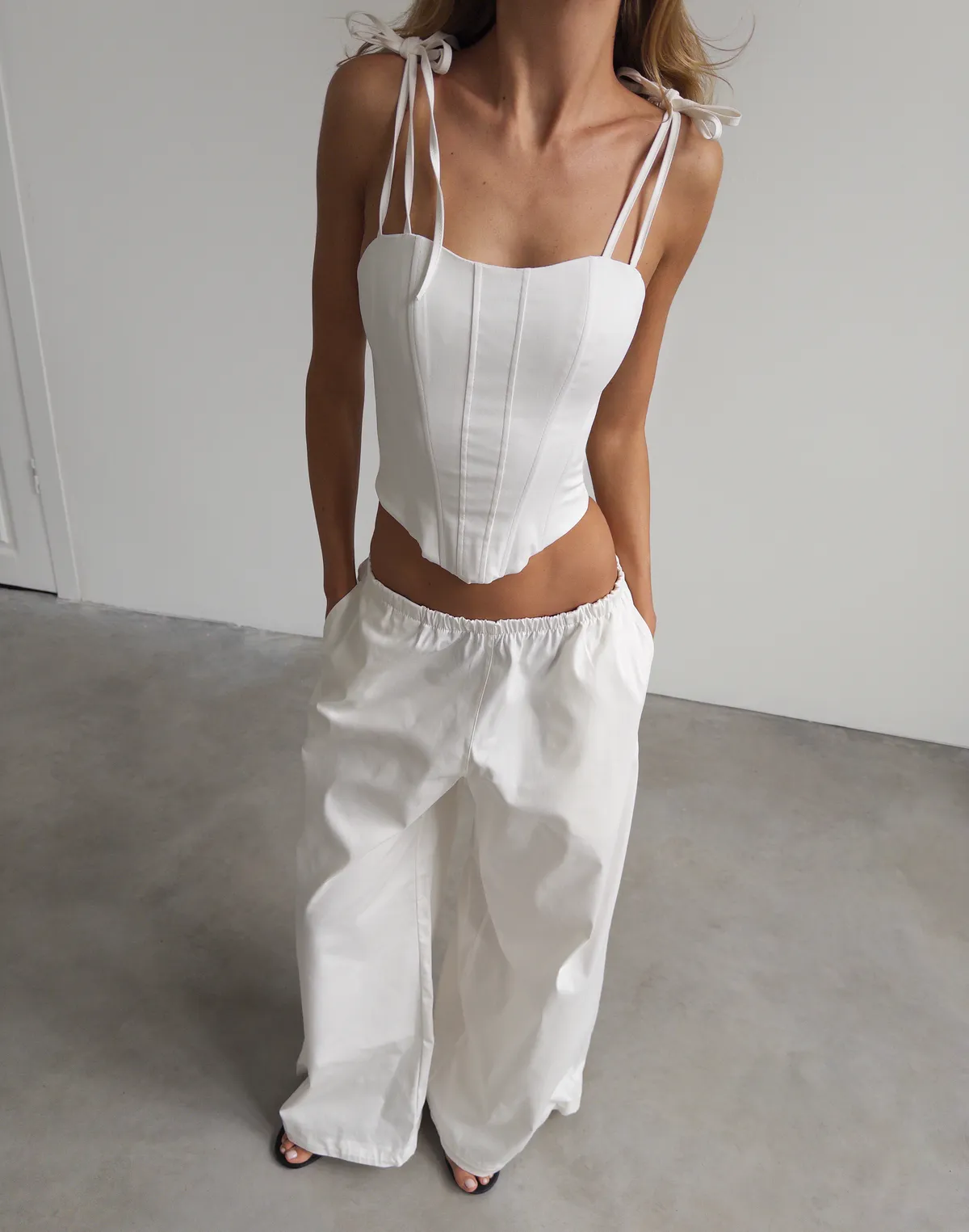 Штани карго на затяжках котонові, молочні - Фото 4