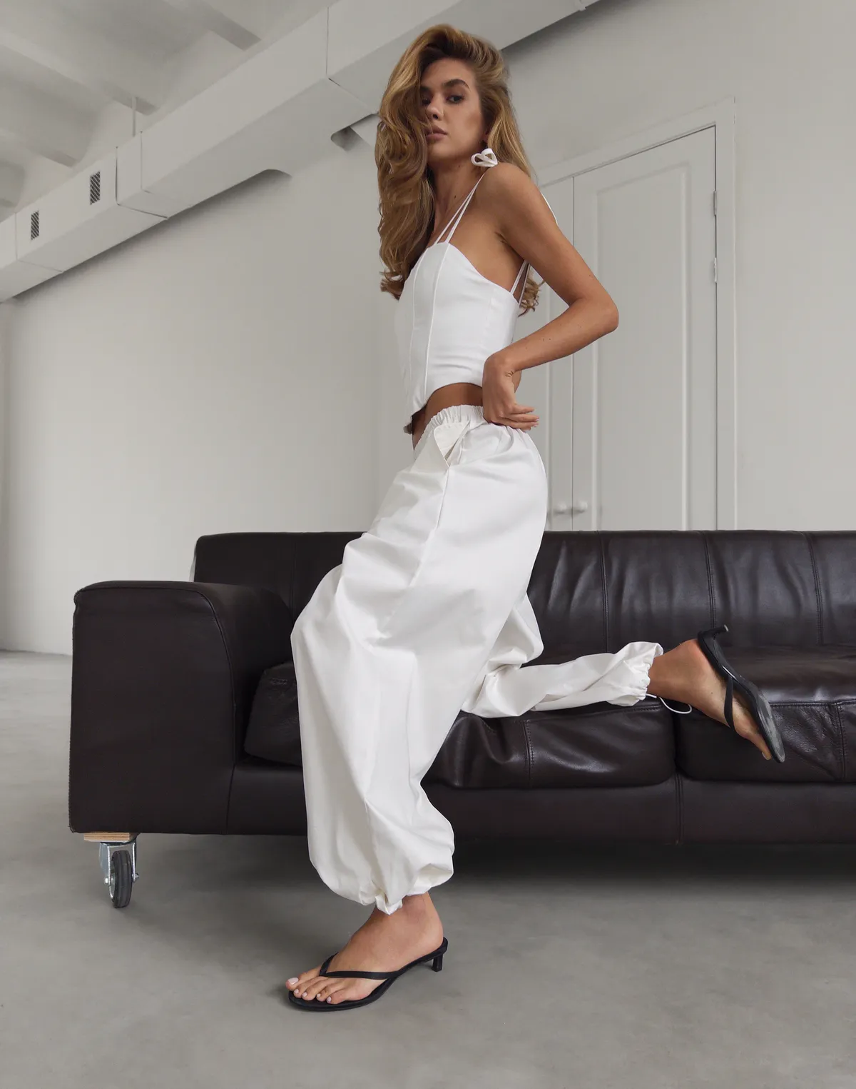 Комплект топ з корсетними лініями та шнурівкою на спині та штани карго, молочні - Фото 1