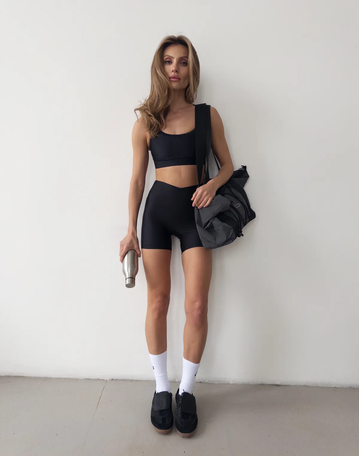 Комплект спортивний топ з прямою лінією декольте та велосипедки з високою посадкою, чорні - Фото 8