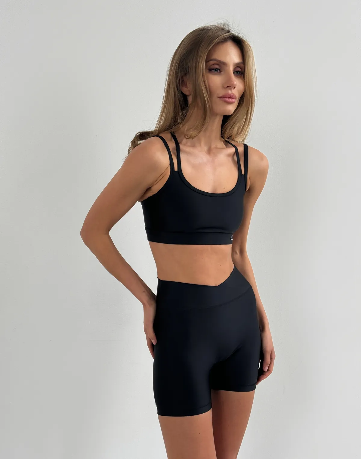 Топ спортивний з прямою лінією декольте та подвійними бретелями, чорний - Фото 3