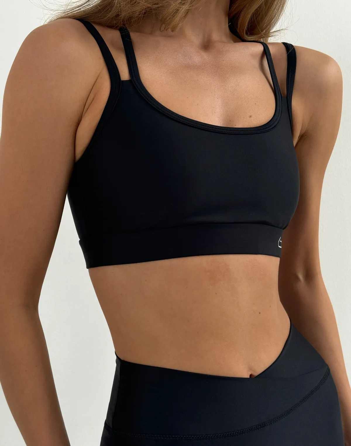 Топ спортивний з прямою лінією декольте та подвійними бретелями, чорний - Фото 6