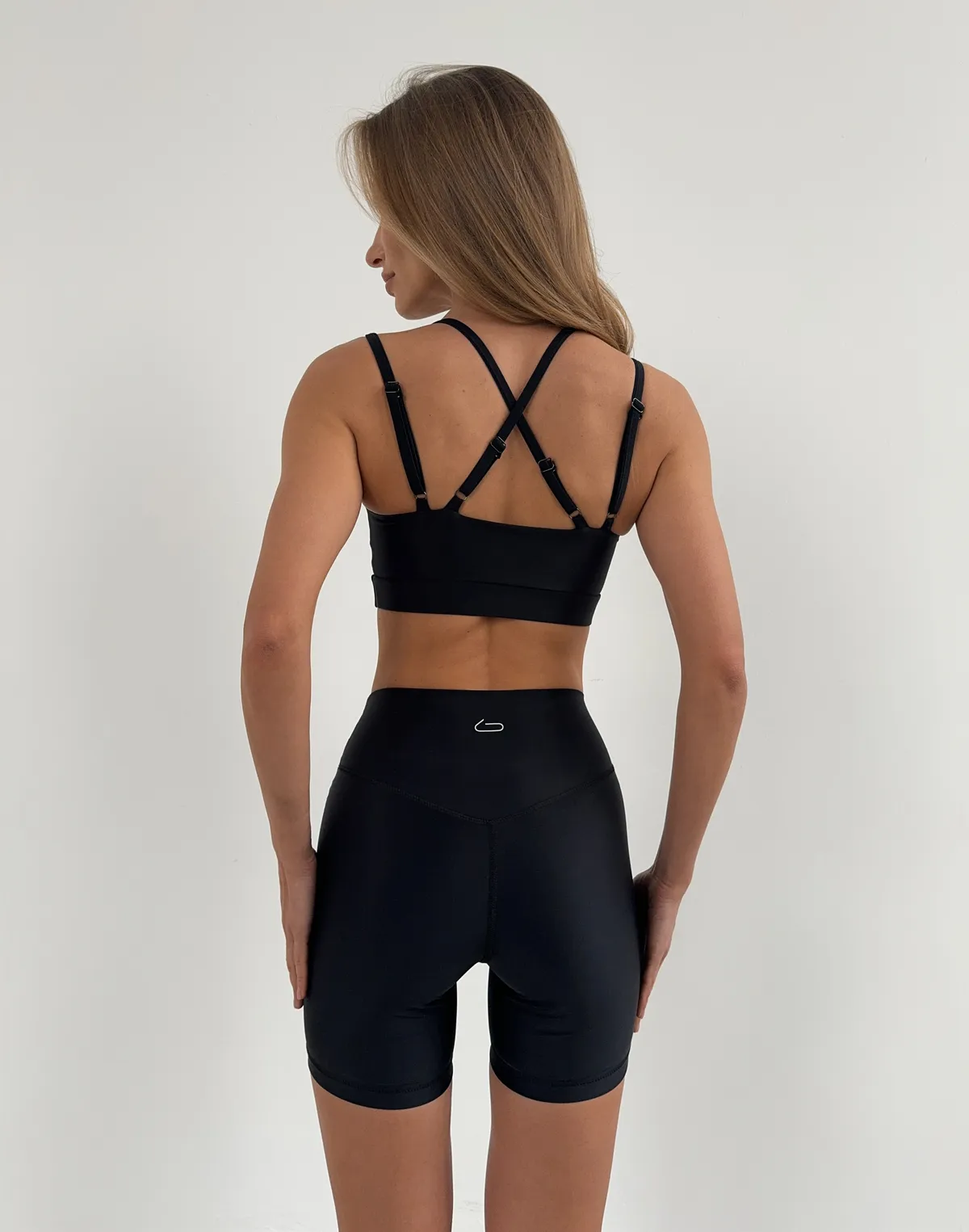 Топ спортивний з прямою лінією декольте та подвійними бретелями, чорний - Фото 2
