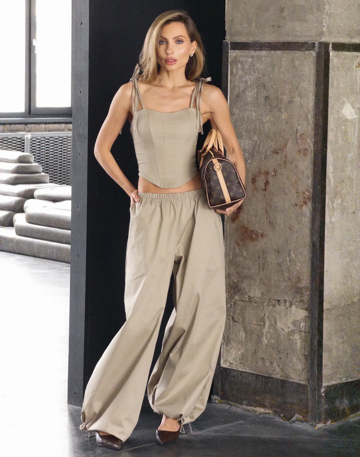 Комплект топ з корсетними лініями та шнурівкою на спині та штани карго, бежеві - Фото 1