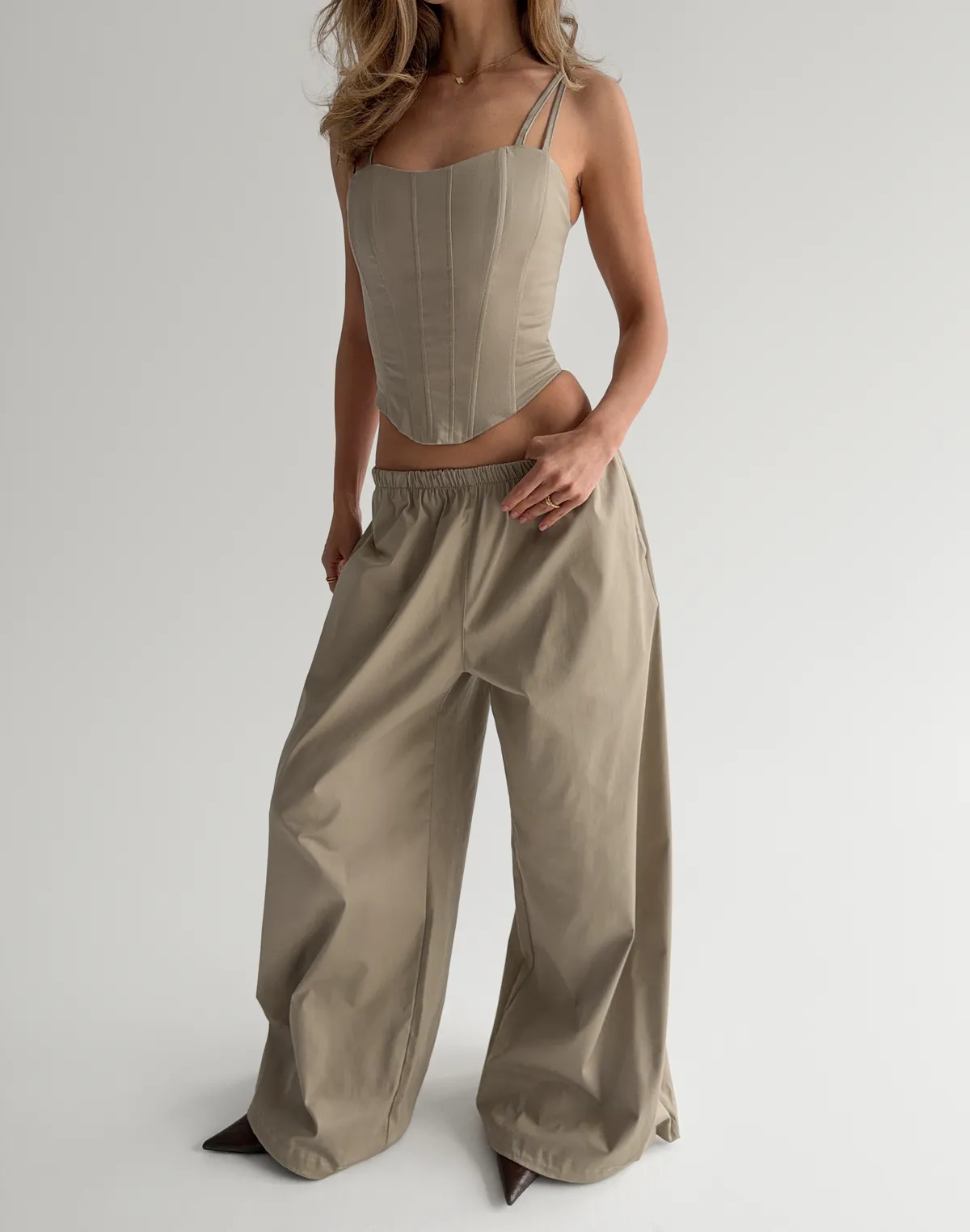 Комплект топ з корсетними лініями та шнурівкою на спині та штани карго, бежеві - Фото 7