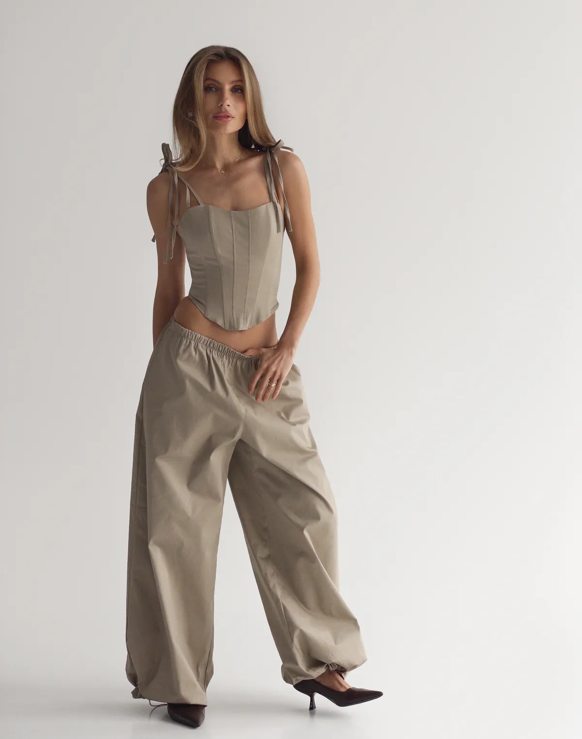 Комплект топ з корсетними лініями та шнурівкою на спині та штани карго, бежеві - Фото 6