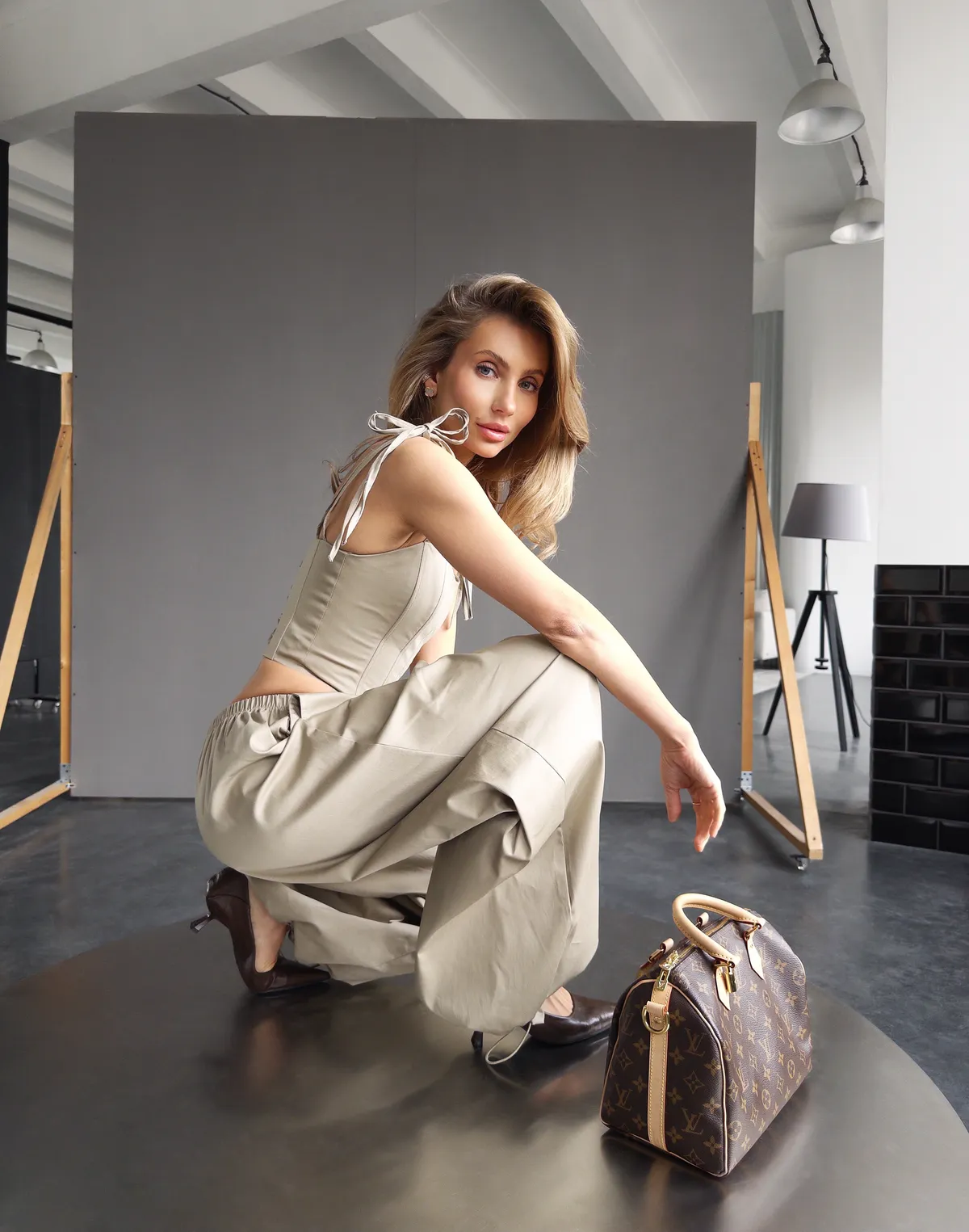 Комплект топ з корсетними лініями та шнурівкою на спині та штани карго, бежеві - Фото 5