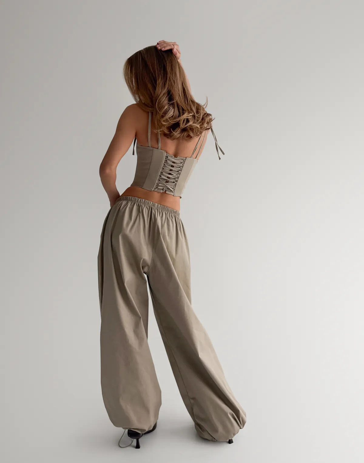 Комплект топ з корсетними лініями та шнурівкою на спині та штани карго, бежеві - Фото 2