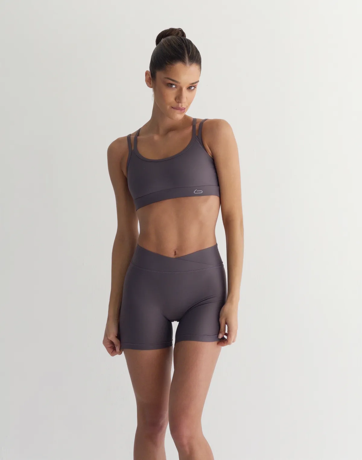 Комплект спортивний топ з прямою лінією декольте та велосипедки з високою посадкою, сіро-фіолетові - Фото 8