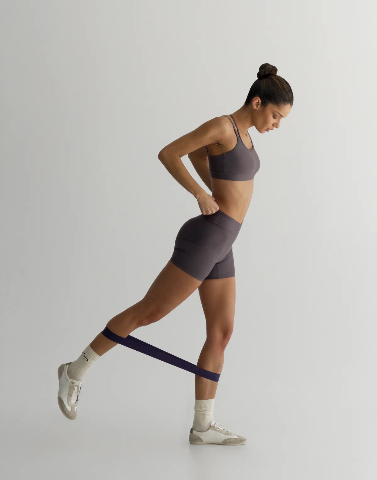 Комплект спортивний топ з прямою лінією декольте та велосипедки з високою посадкою, сіро-фіолетові - Фото 6