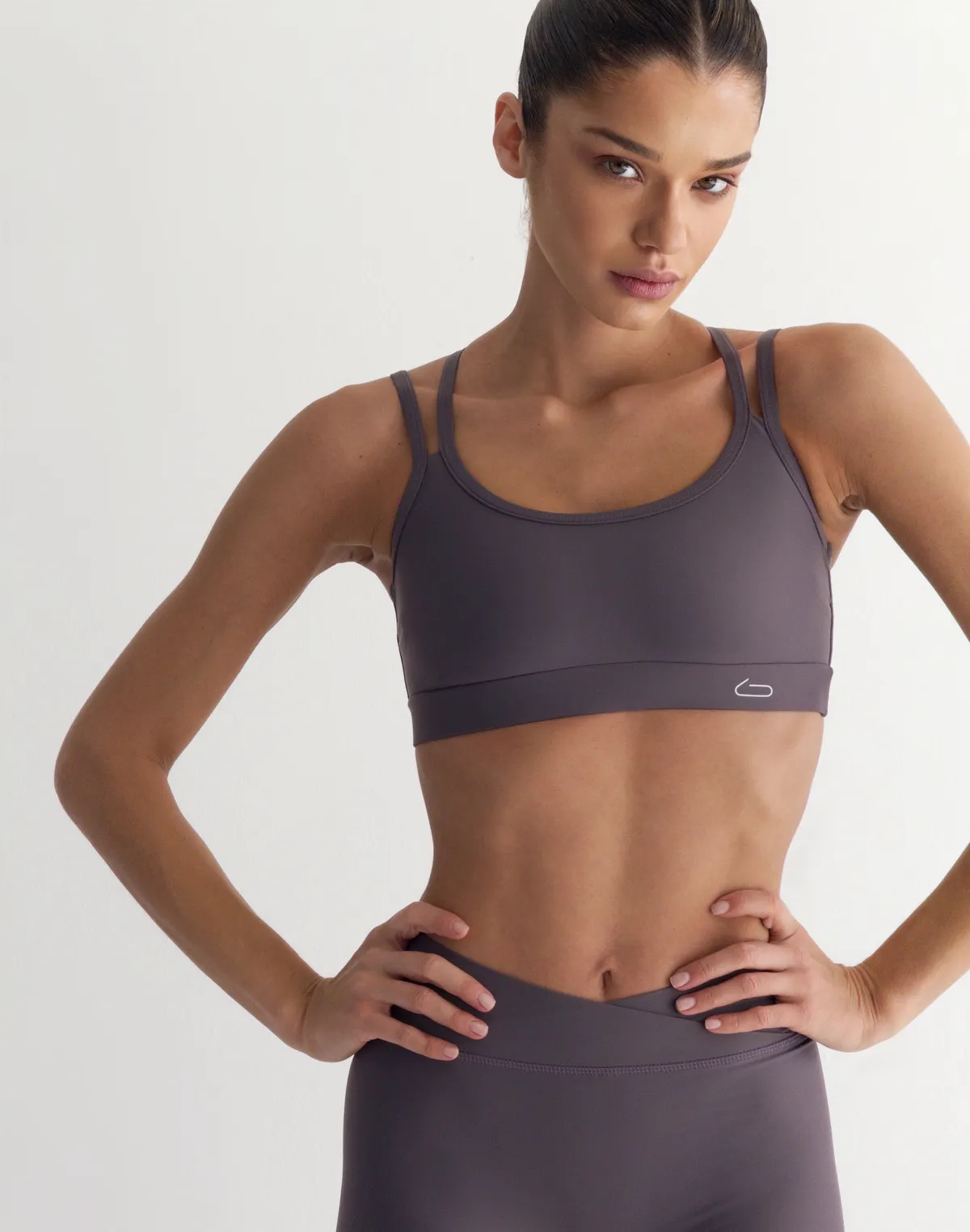 Топ спортивний з прямою лінією декольте та подвійними бретелями, сіро-фіолетовий - Фото 1