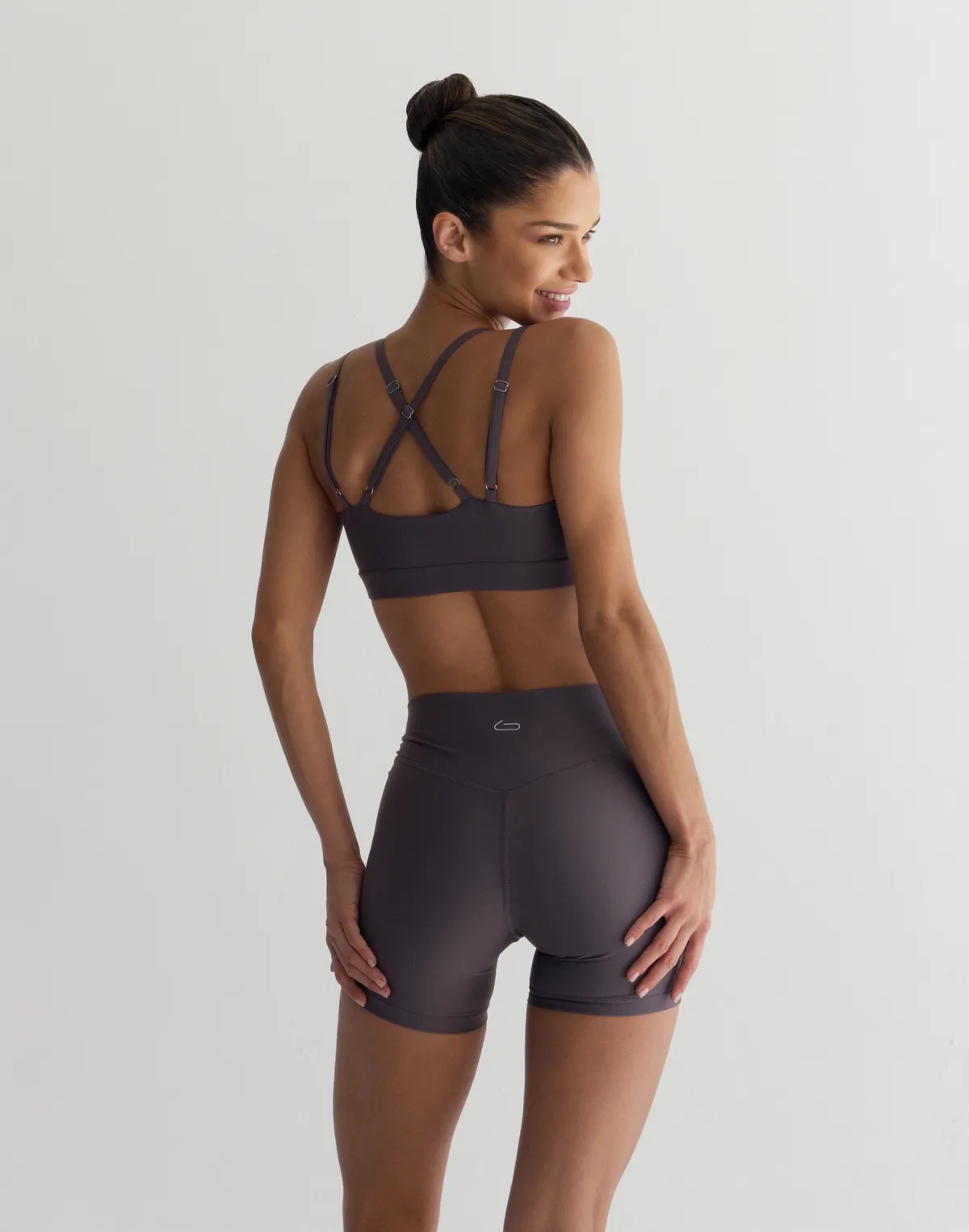 Топ спортивний з прямою лінією декольте та подвійними бретелями, сіро-фіолетовий - Фото 2