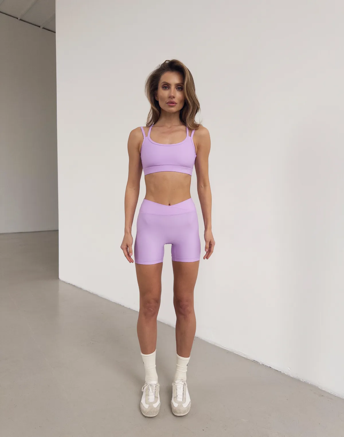 Комплект спортивний топ з прямою лінією декольте та велосипедки з високою посадкою, бузкові - Фото 5